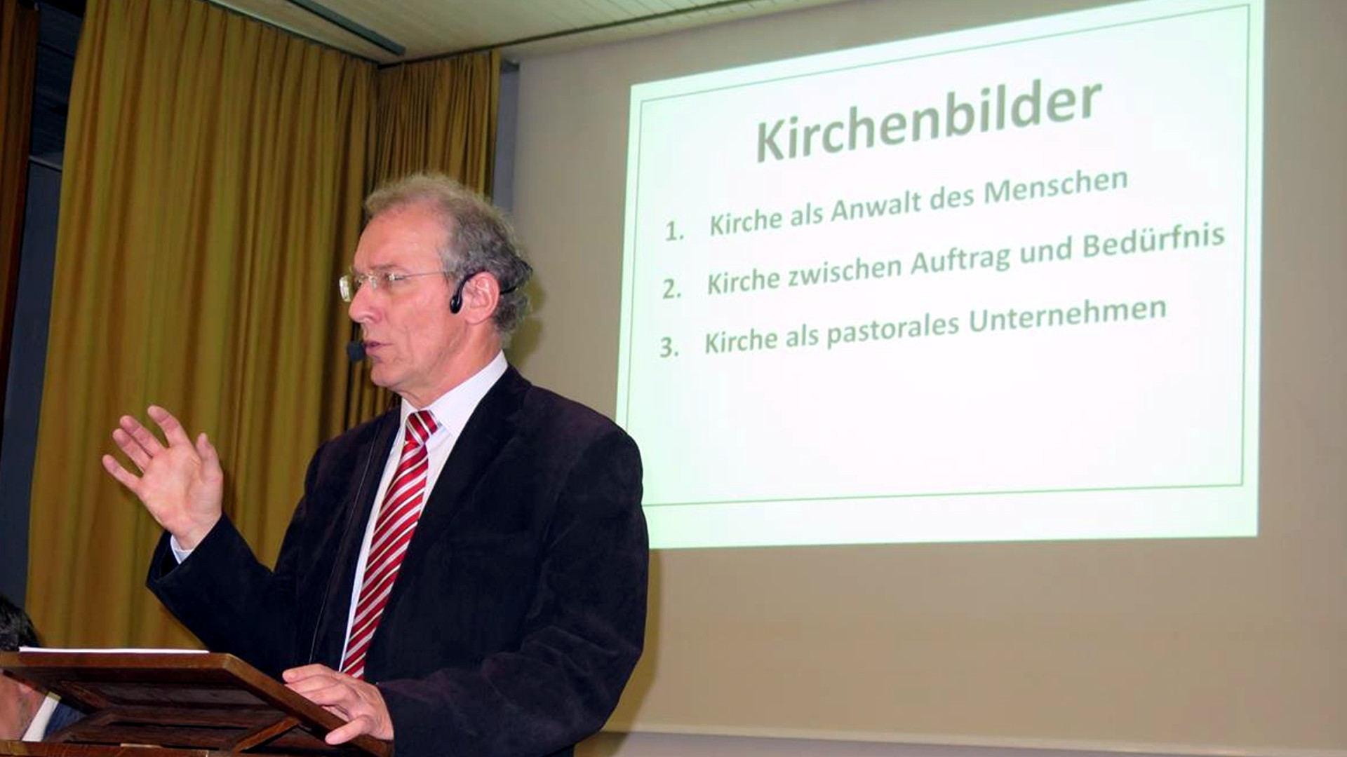 Manfred Belok an einem Vortrag in Luzern