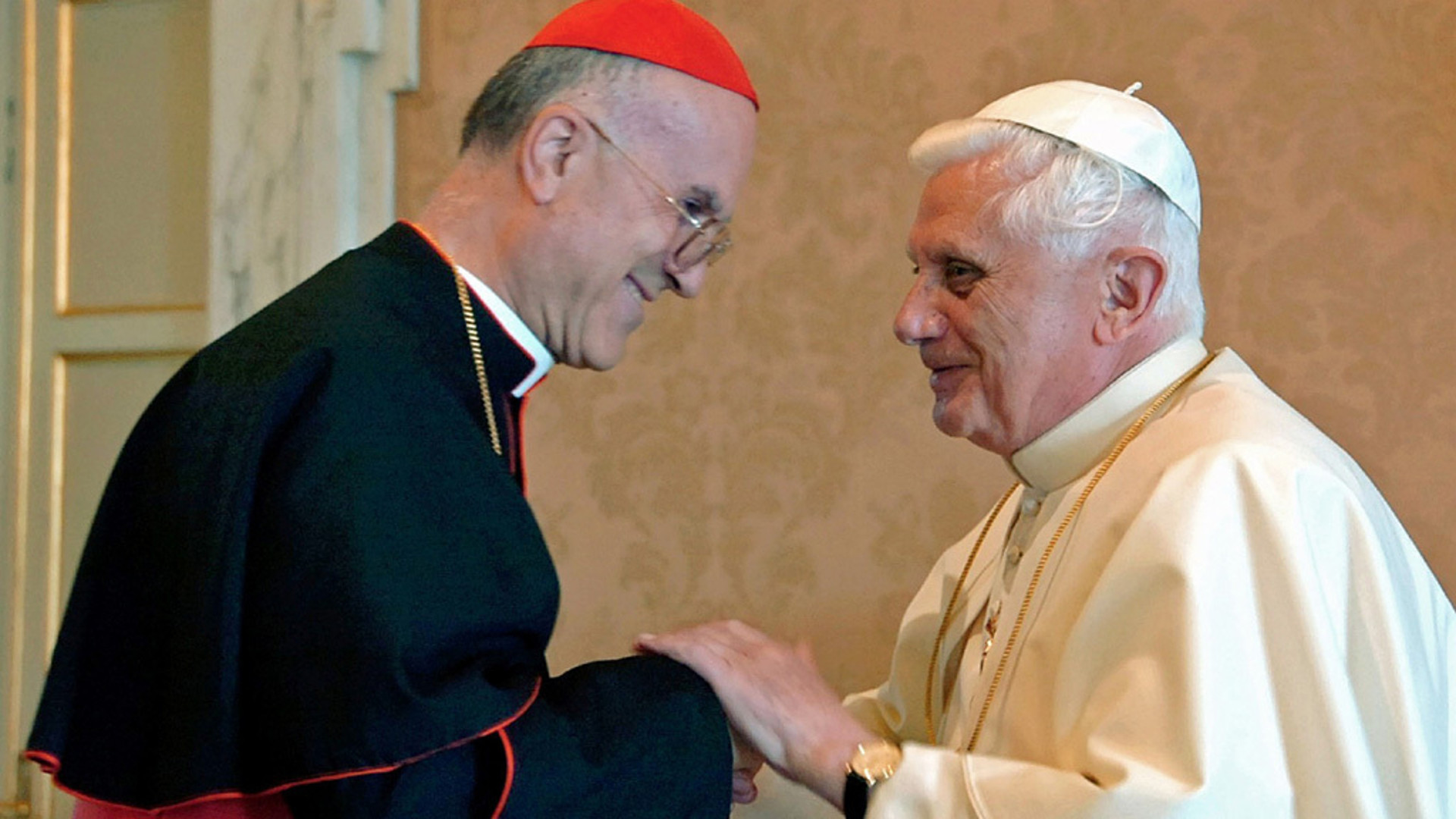 Kardinalstaatssekretär Tarcisio Bertone mit dem früheren Papst Benedikt
