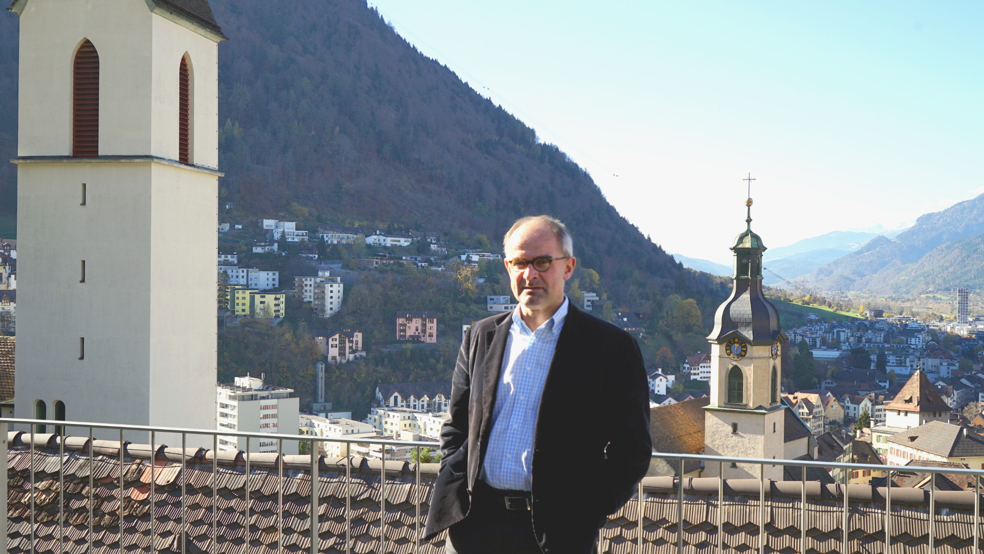 Christian Cebulj, im Hintergrund die Kathedrale Chur