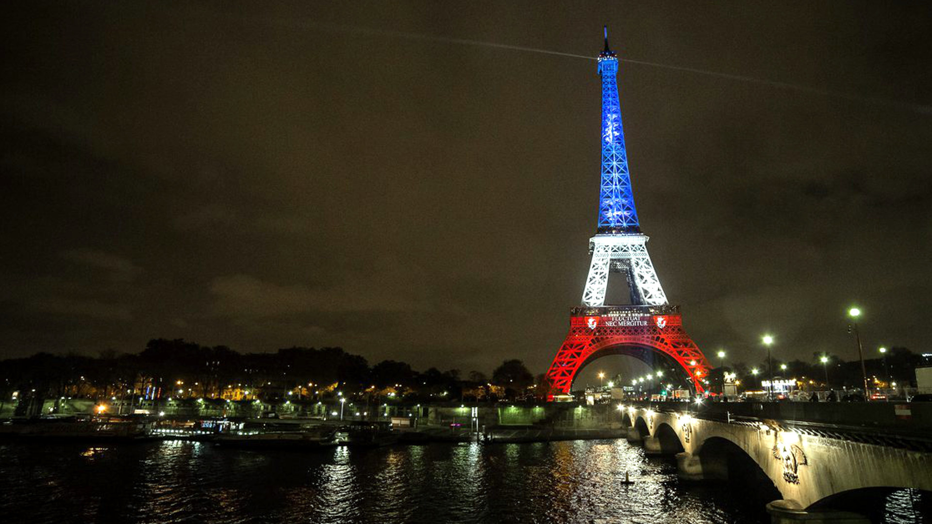 Beleuchtung des Eiffelturms nach den Anschlägen in Paris
