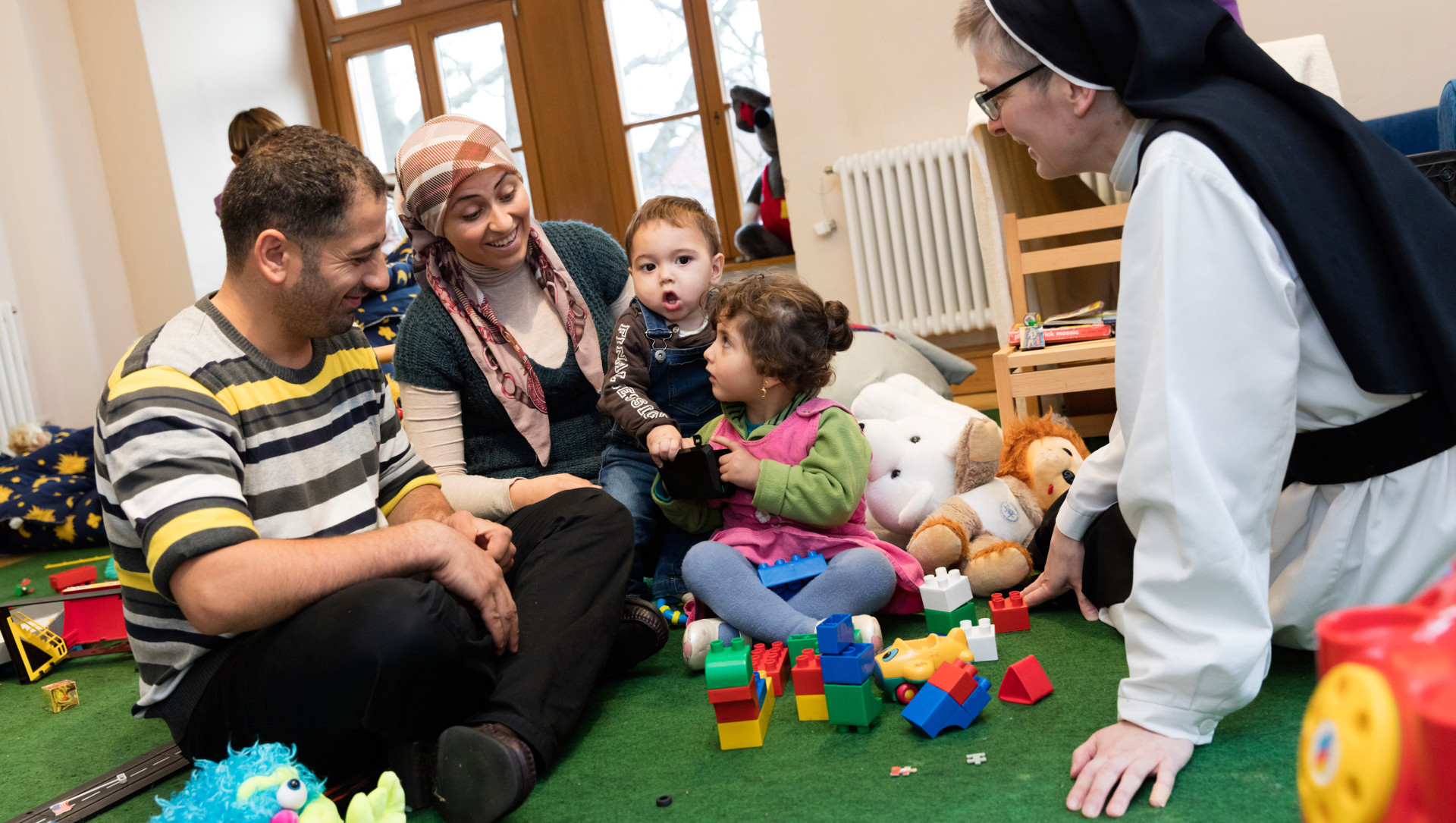 Syrische Familie im deutschen Kloster Helfta bei Eisleben und die Priorin Christiane Hansen