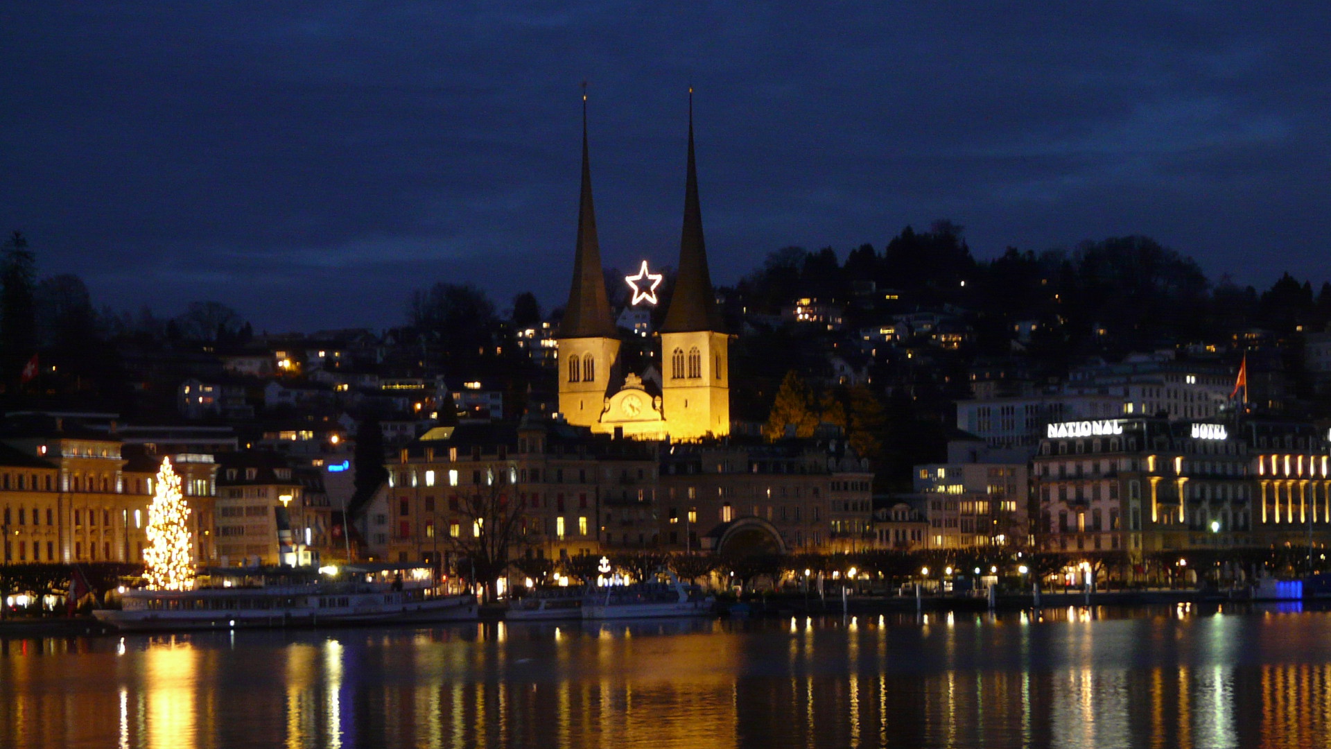 Die Hofkirche St. Leodegar: In Luzern wird dieses Weihnachten mit Kerzen statt mit LED beleuchtet.