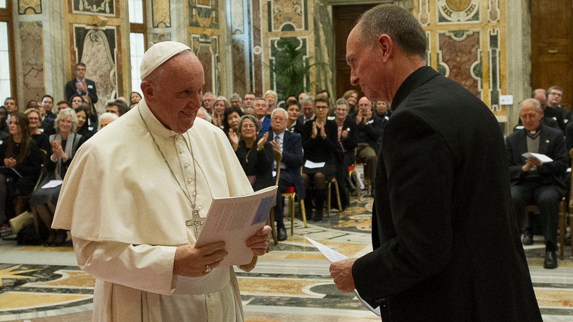 Papst Franziskus und Tom Smolich, internationaler Direktor des JRS
