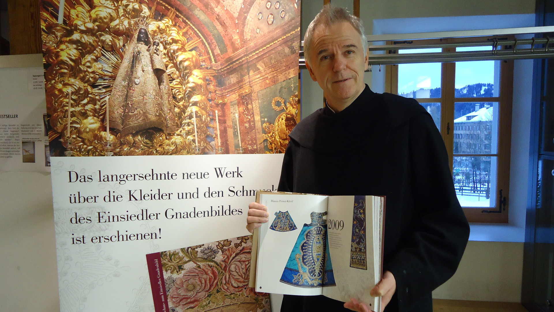Bruder Gerold Zenoni mit seinem Buch "Madonnas Fashion".