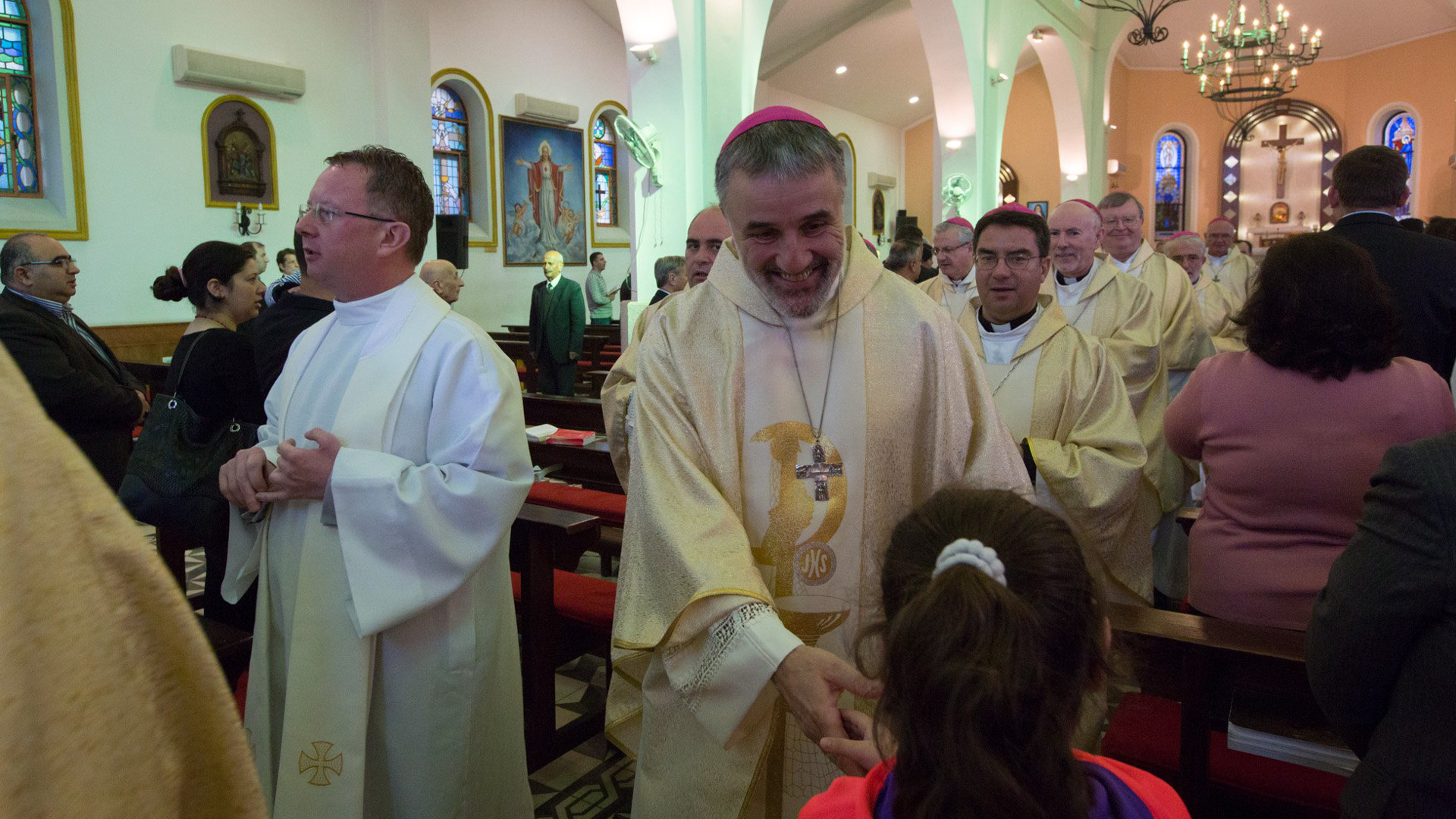 Internationale Bischofsgruppe feiert einen Gottesdienst am 12. Januar 2016 mit irakischen Flüchtlingen und jordanischen Christen in Fuheis bei Amman
