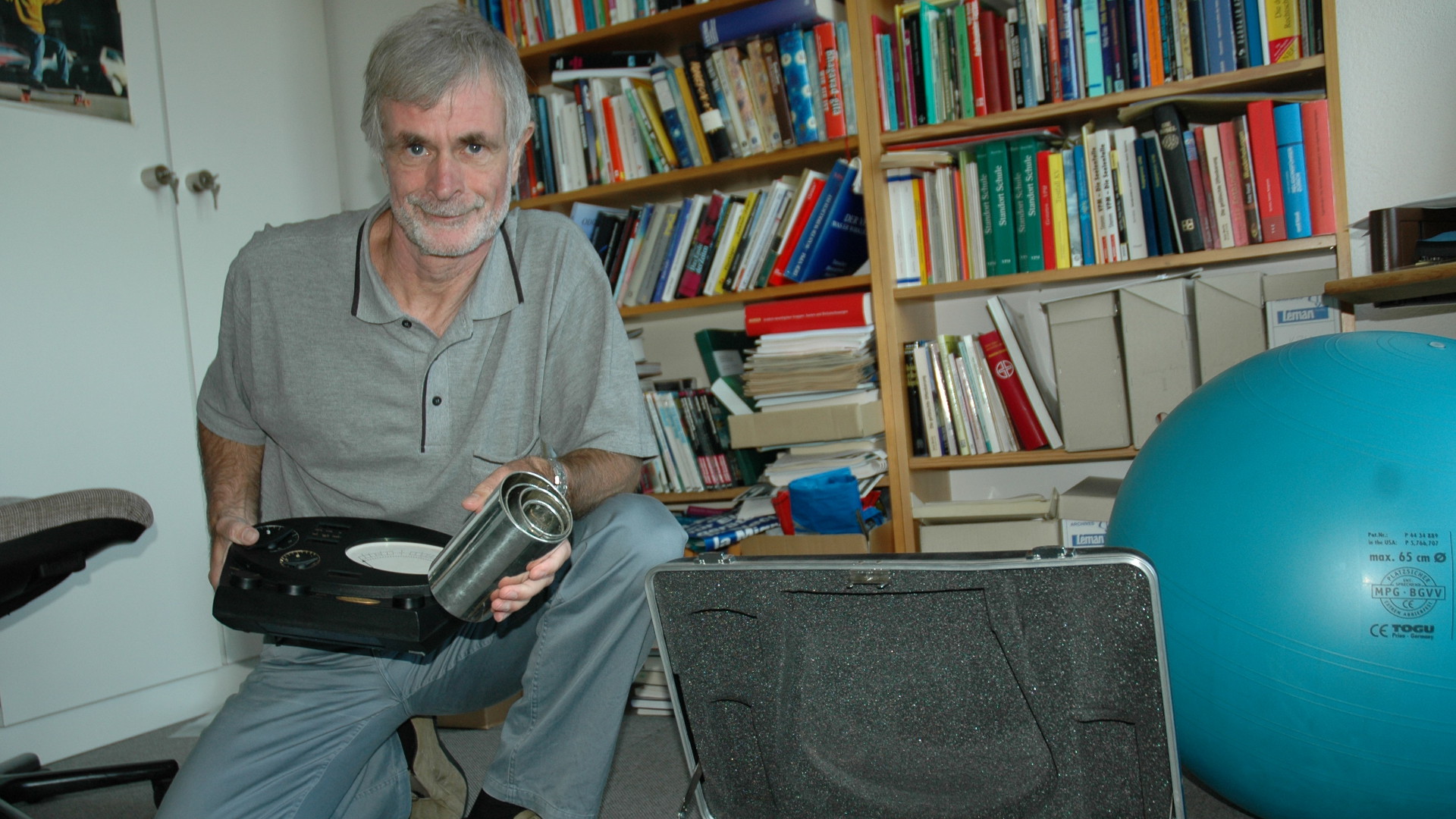 Hugo Stamm mit einem so genannten Lügendetektor