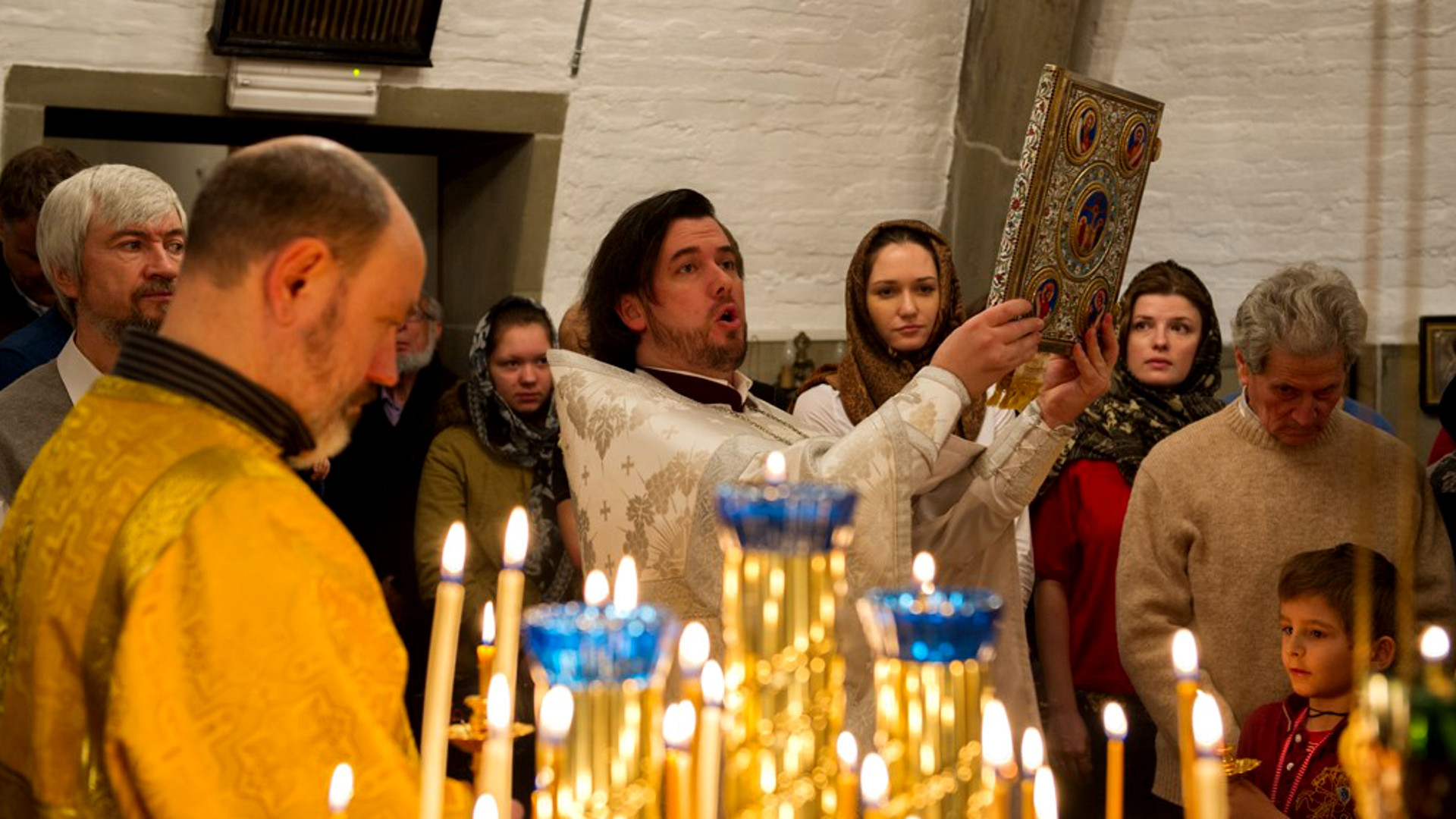 Ioan Ciurin (Mitte) leitet 2016 den Weihnachtsgottesdienst der Russisch-orthodoxen Kirche Bern