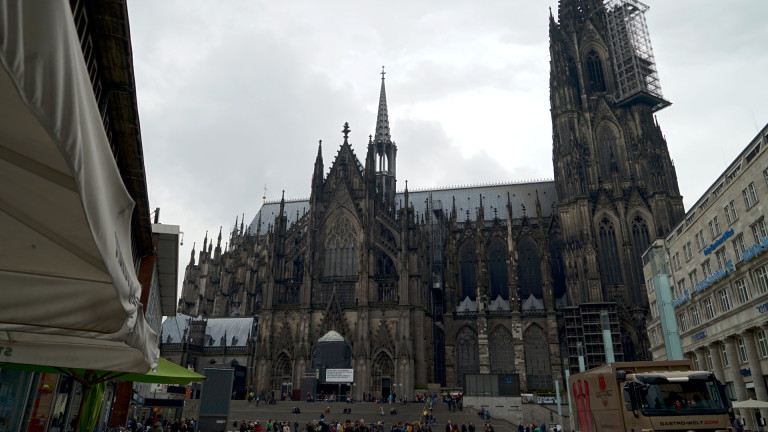 Kölner Dom mit Bahnhofpaltz | © 2015 Georges Scherrer