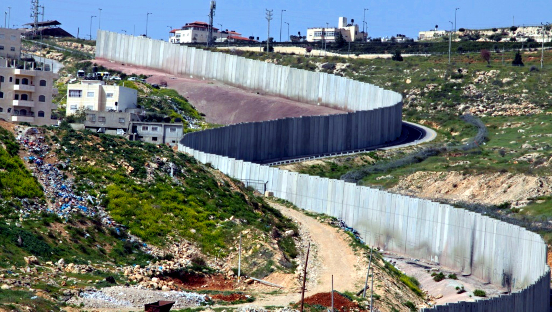 Israelische Sperrmauer beim Flüchtlingslager Schu`fat in Ostjerusalem, im Jahr 2012.