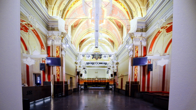 Umgenutzte Kirche - Ausstellung" Messe beendet" in Basler Kirche Don Bosco | © 2016 Regula Pfeifer