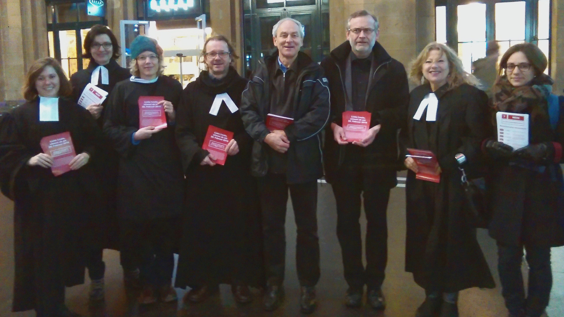 Pfarrer gegen die DSI: Verena Mühlethaler (3. v. l.), Christoph Sigrist (3. v. r.)