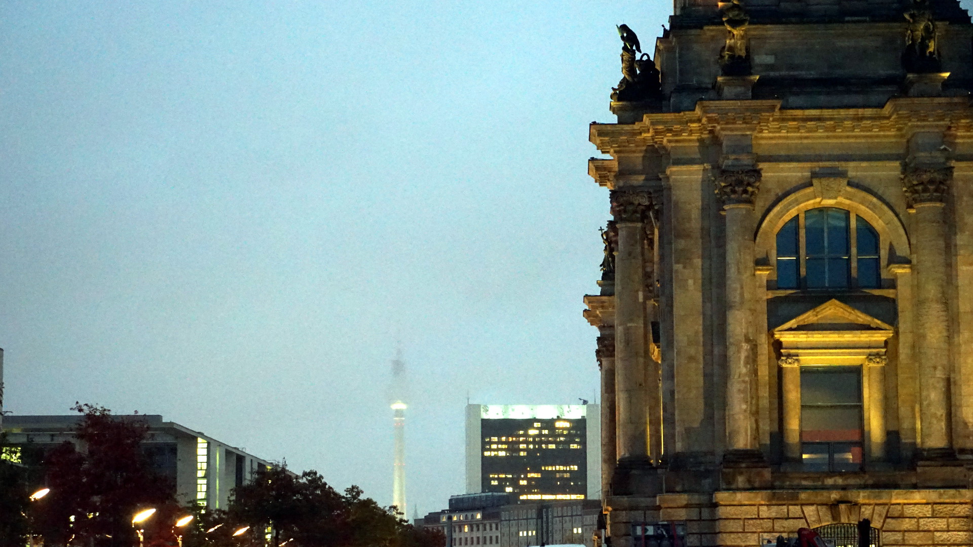 Berlin: Reichstag mit Fernsehturm: Das Reichstagsgebäude baute Norman Foster 2007 um.
