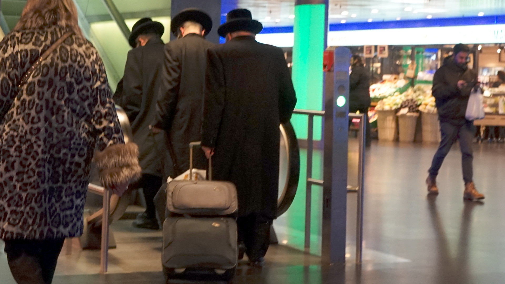 Orthodoxe Juden im Zürcher Hauptbahnhof