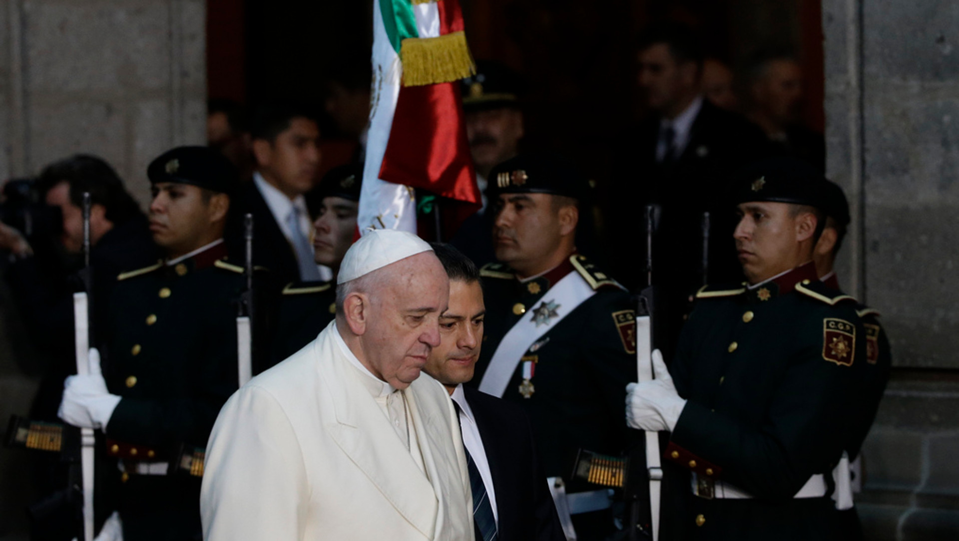 Papst Franziskus beim Empfang in Mexikos Präsidentenpalast an der Seite von Staatspräsident Enrique Pena Nieto.