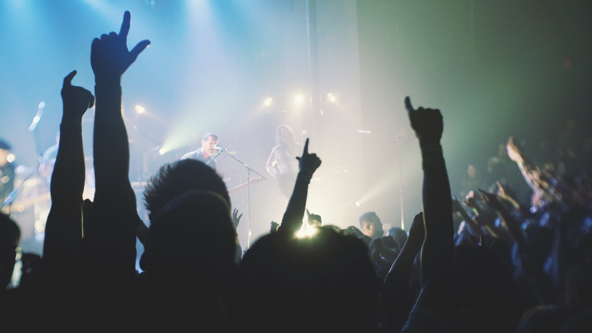 Tanzende Menge an einem Konzert