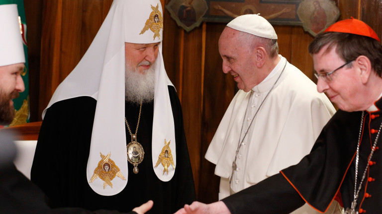 Papst Franziskus und der russische Patriarch Kyrill I., rechts Kardinal Kurt Koch, 2016 | KNA