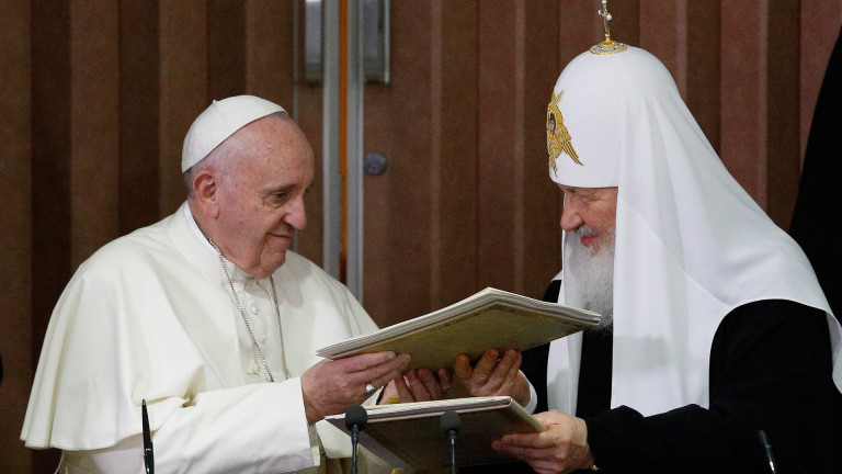Papst Franziskus und Patriarch Kyrill I. Hier bei einem Treffen in Havanna, 2016. | © KNA