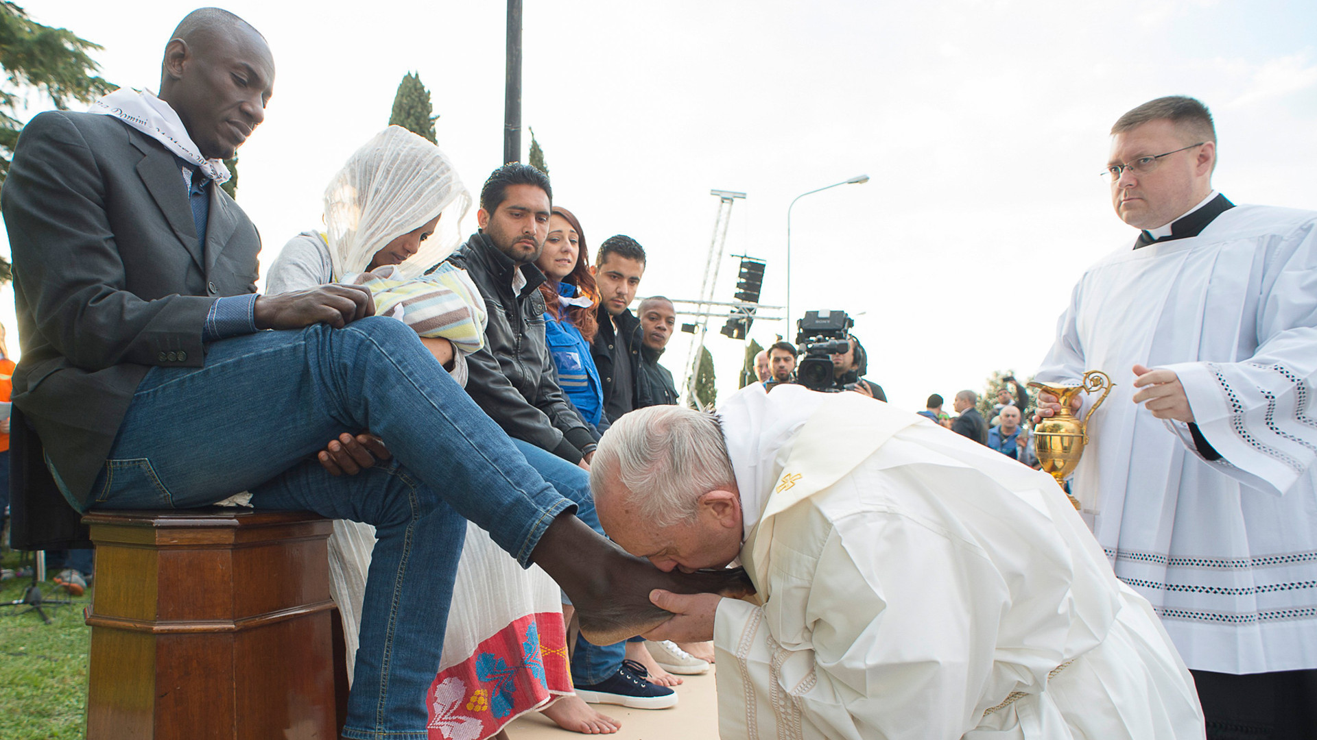 Papst wäscht Migrantinnen und Migranten die Füsse – auch Musliminnen und Muslimen.