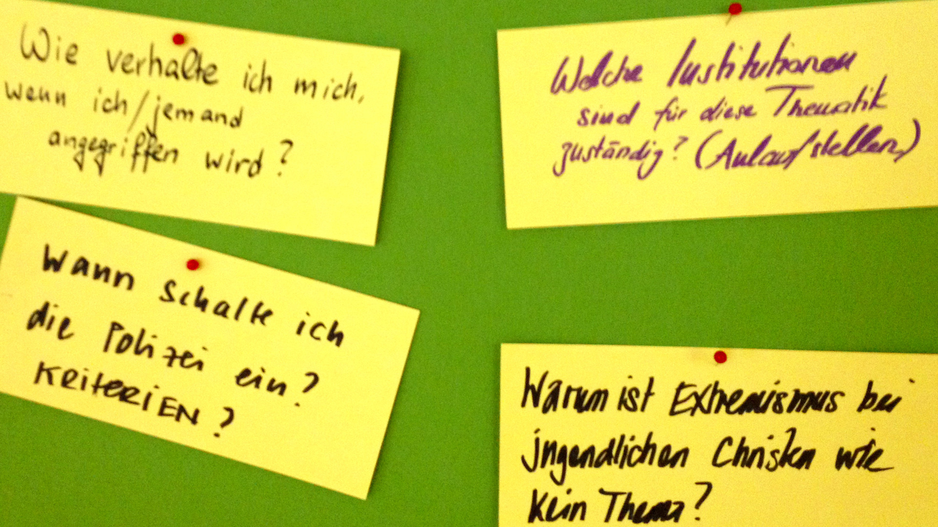 Fragen zur Gewalt: Pinwand an Tagung "jung und extrem"