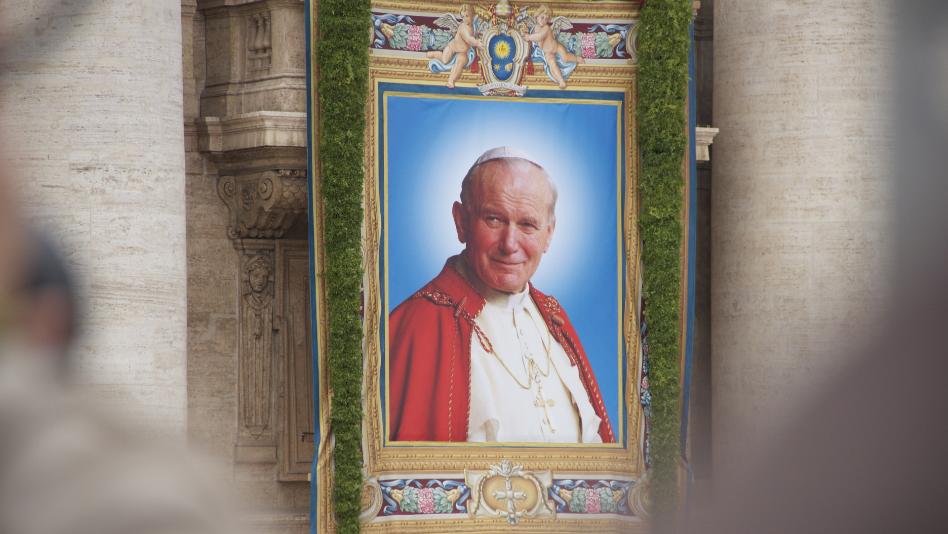 Tapisserie mit Darstellung von Papst Johannes Paul II. am Petersdom.