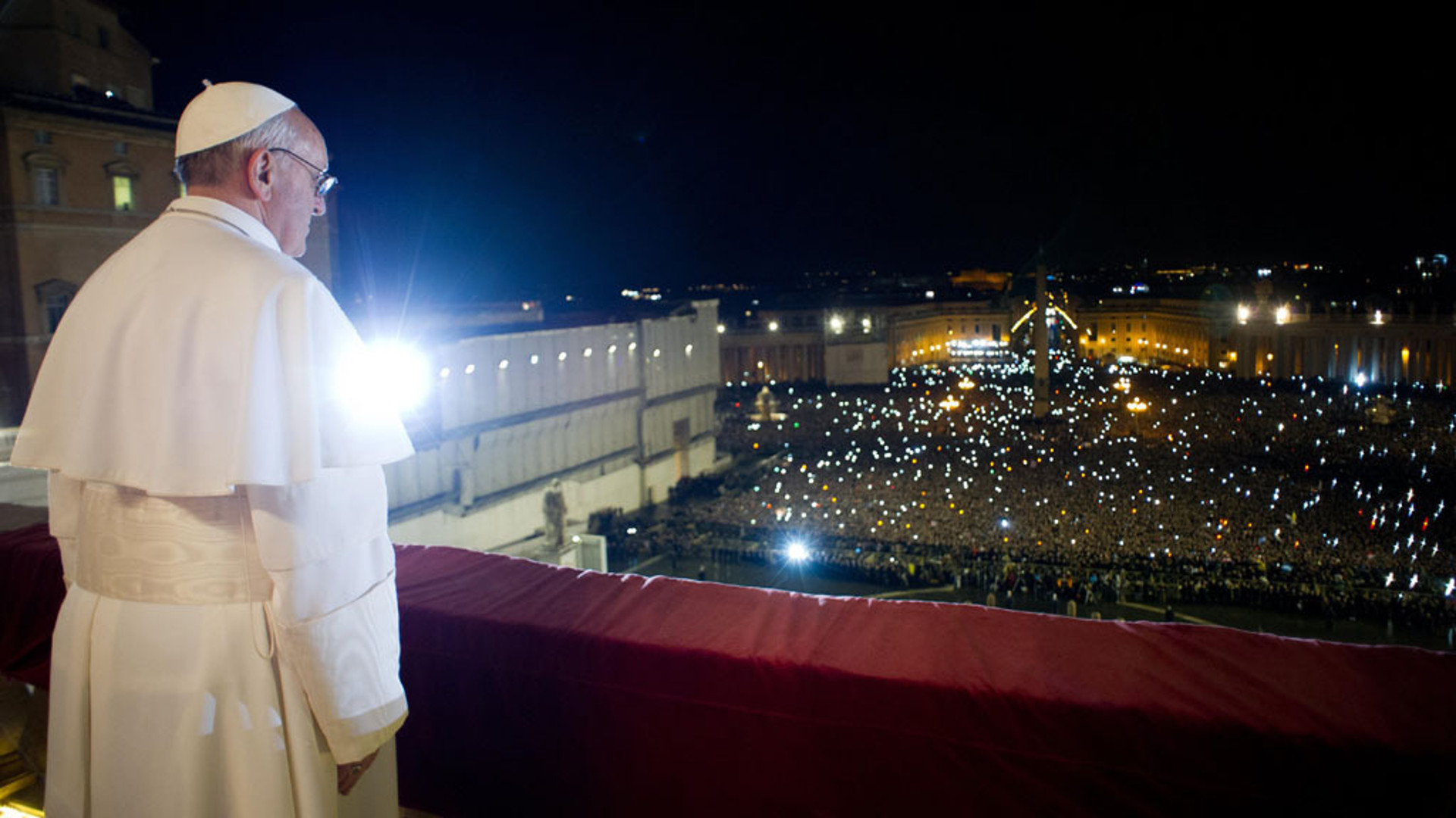 Papst Franziskus am 13. März 2013 nach seiner Wahl auf der Loggia des Petersdomes.