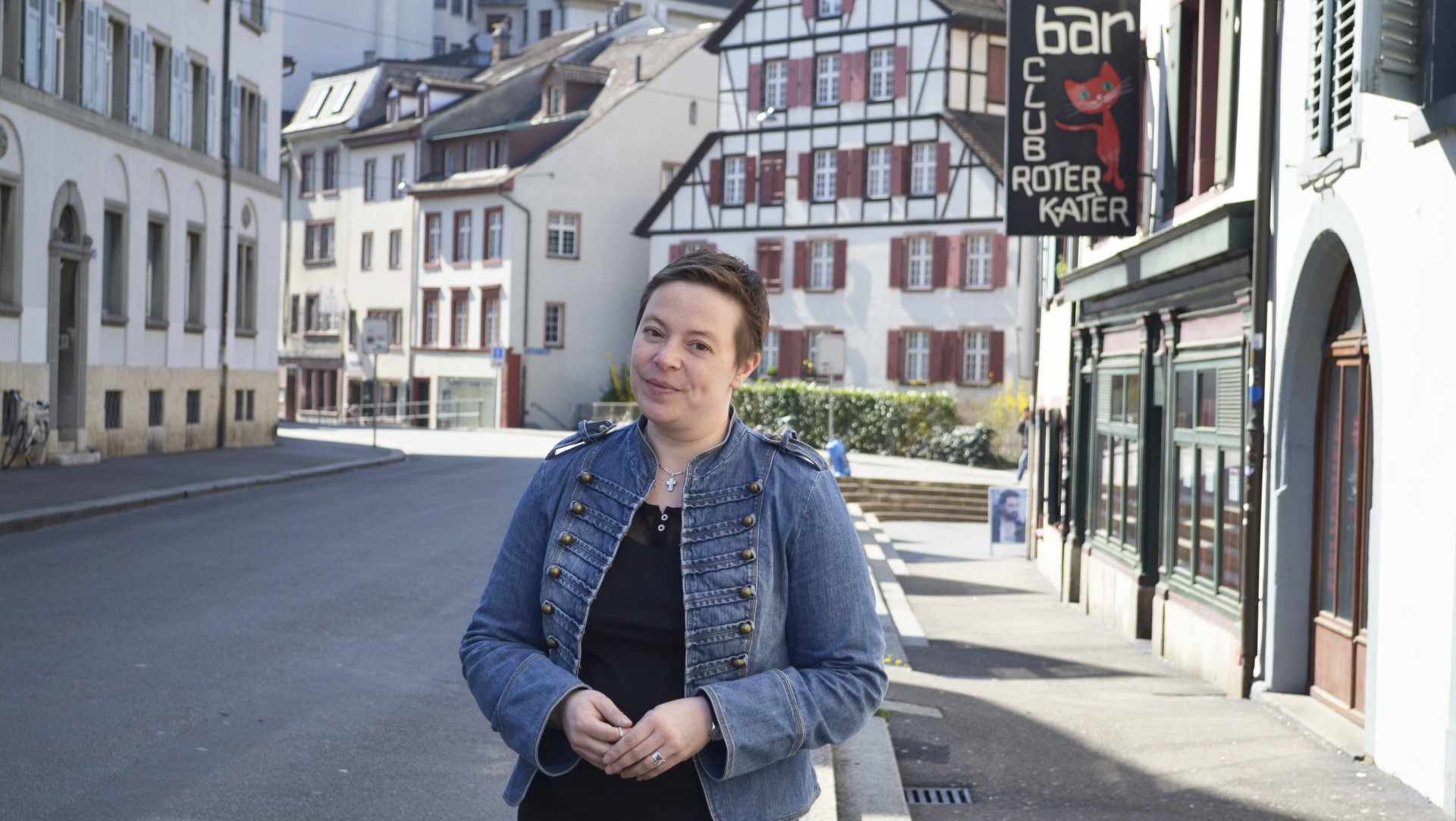 Anne Burgmer, Seelsorgerin im Tabubereich, vor ihrem Büro in Basel