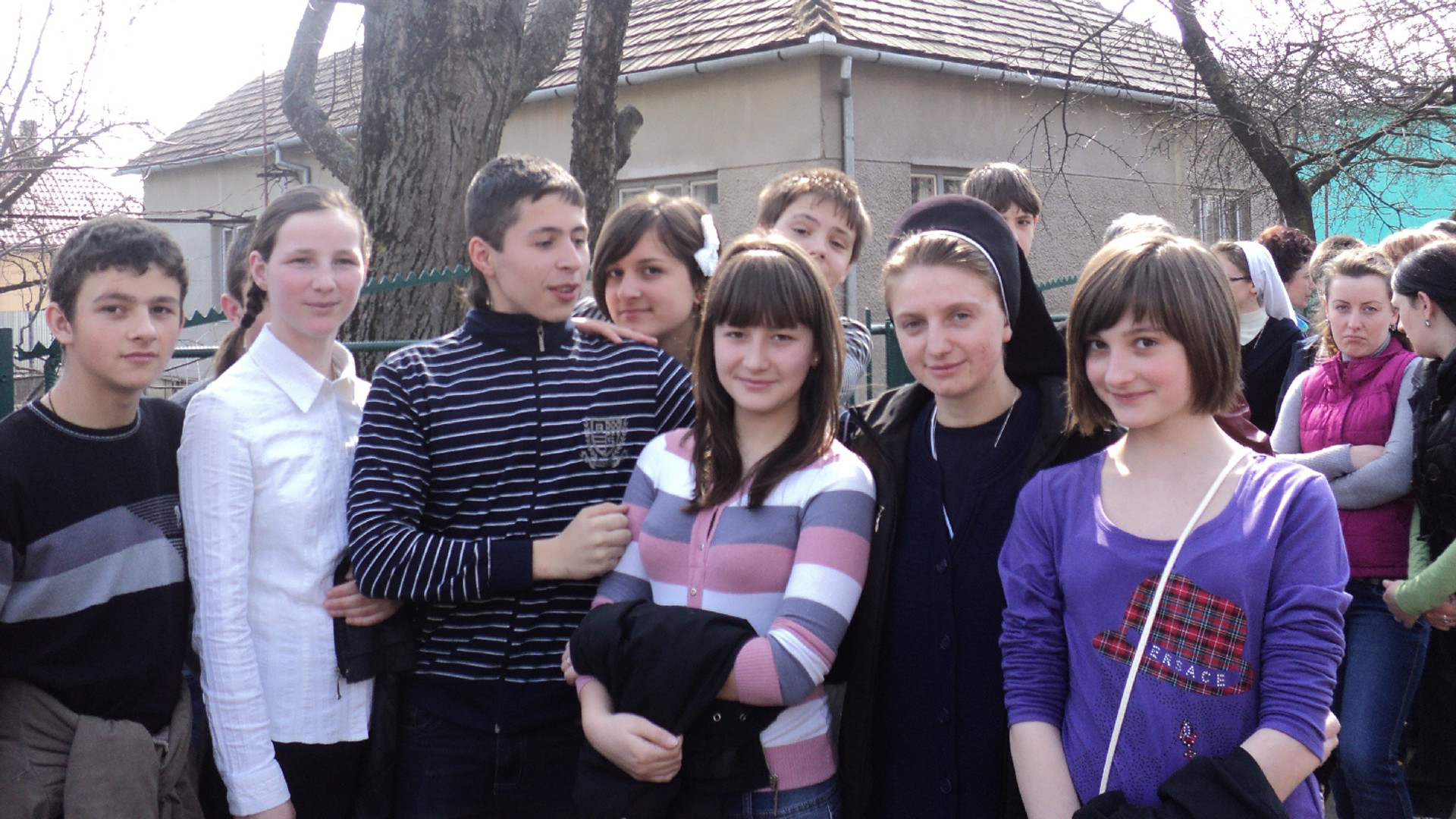 Eine Ordensschwester mit Jugendlichen in Ruski Krstur, Serbien