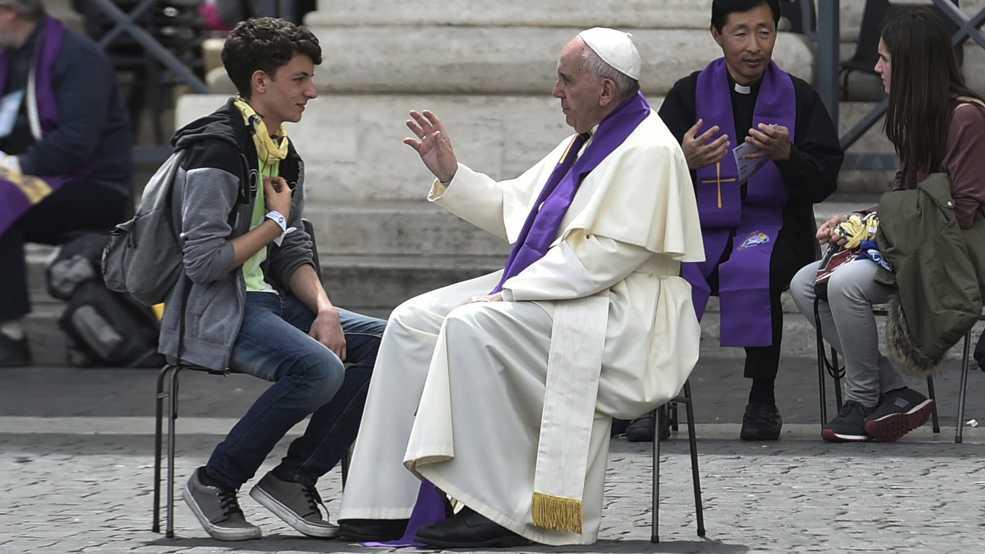 Papst fordert Jugend zu Kritik auf