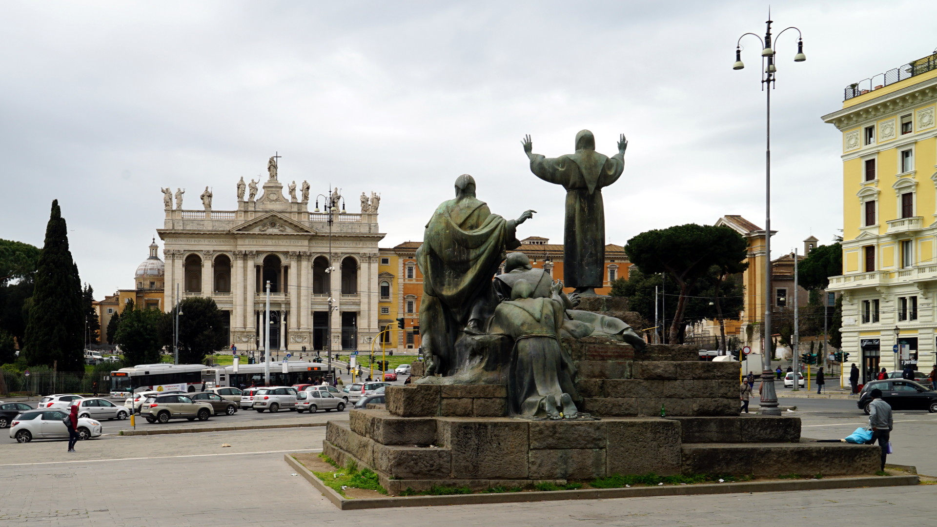 Franz von Assisi und seine Gefährten vor Lateranbasilika in Rom