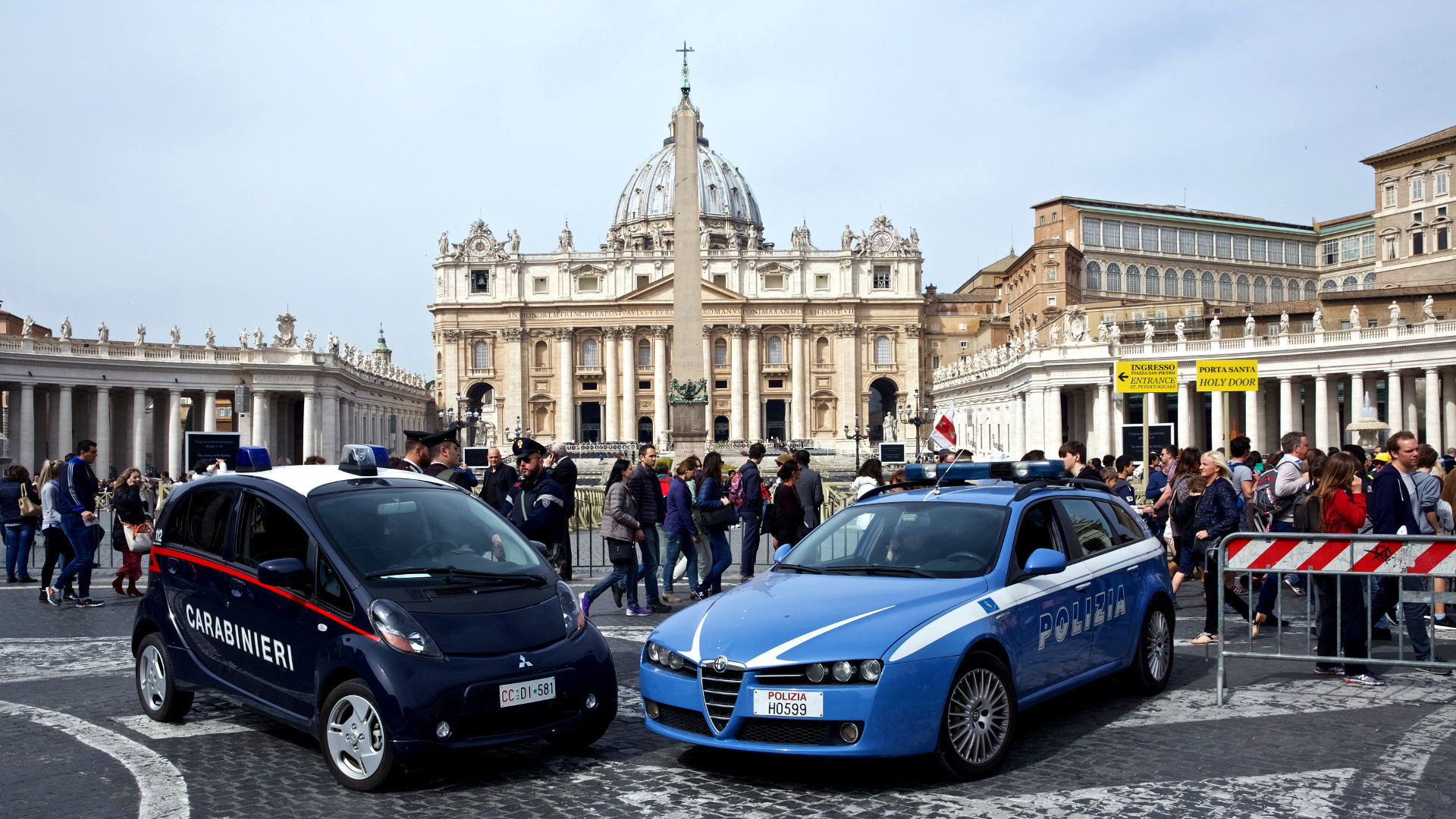 Petersplatz mit Polizei und Carabinieri.