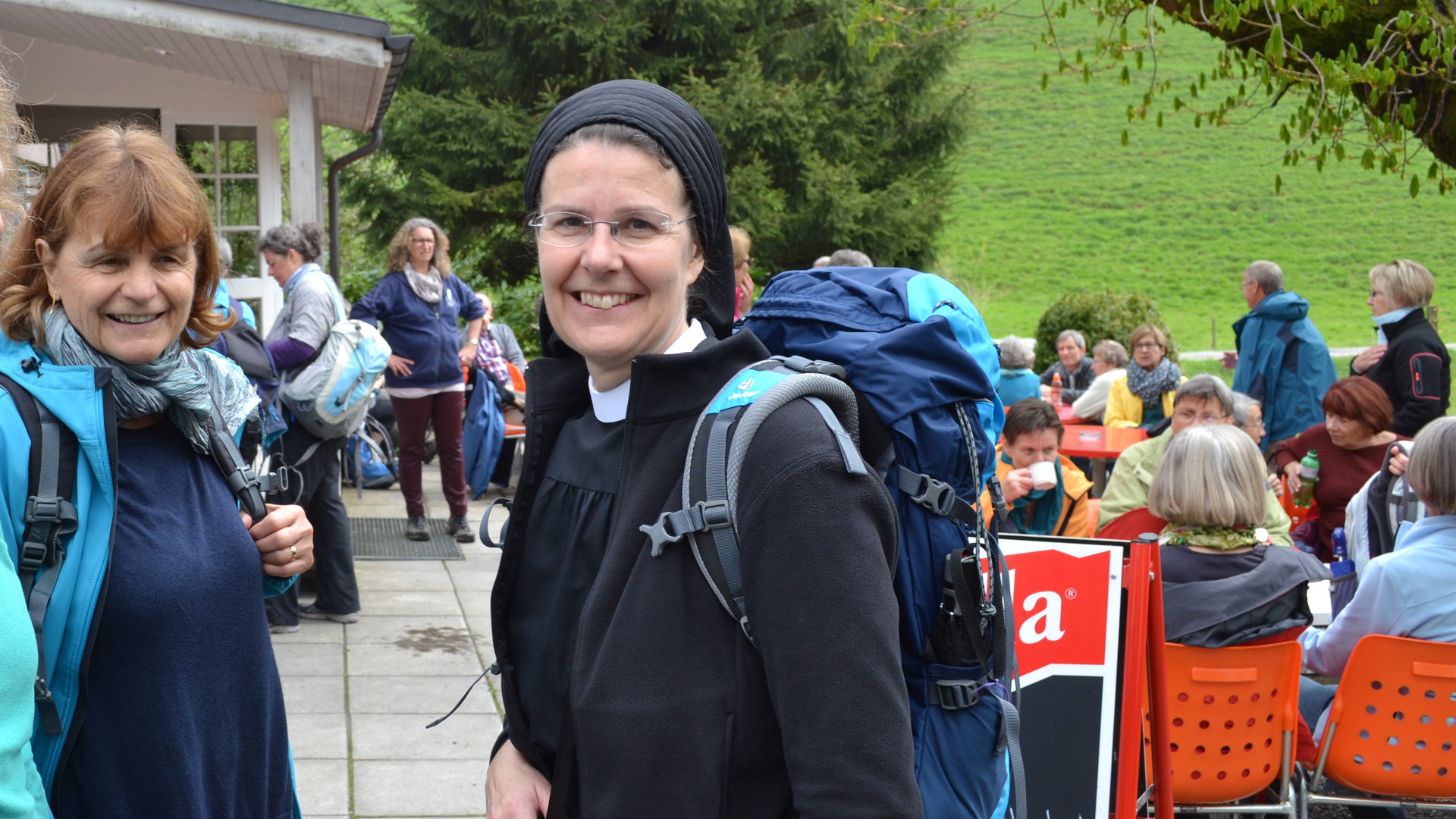 Priorin Irene Gassmann pilgernd unterwegs im Jahr 2016.