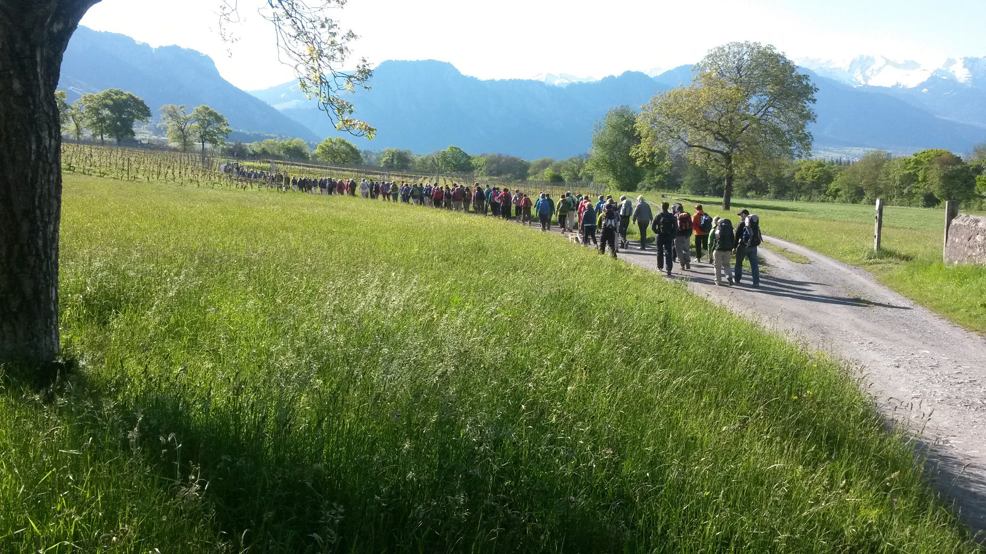 Kirche mit den Frauen im Domleschg