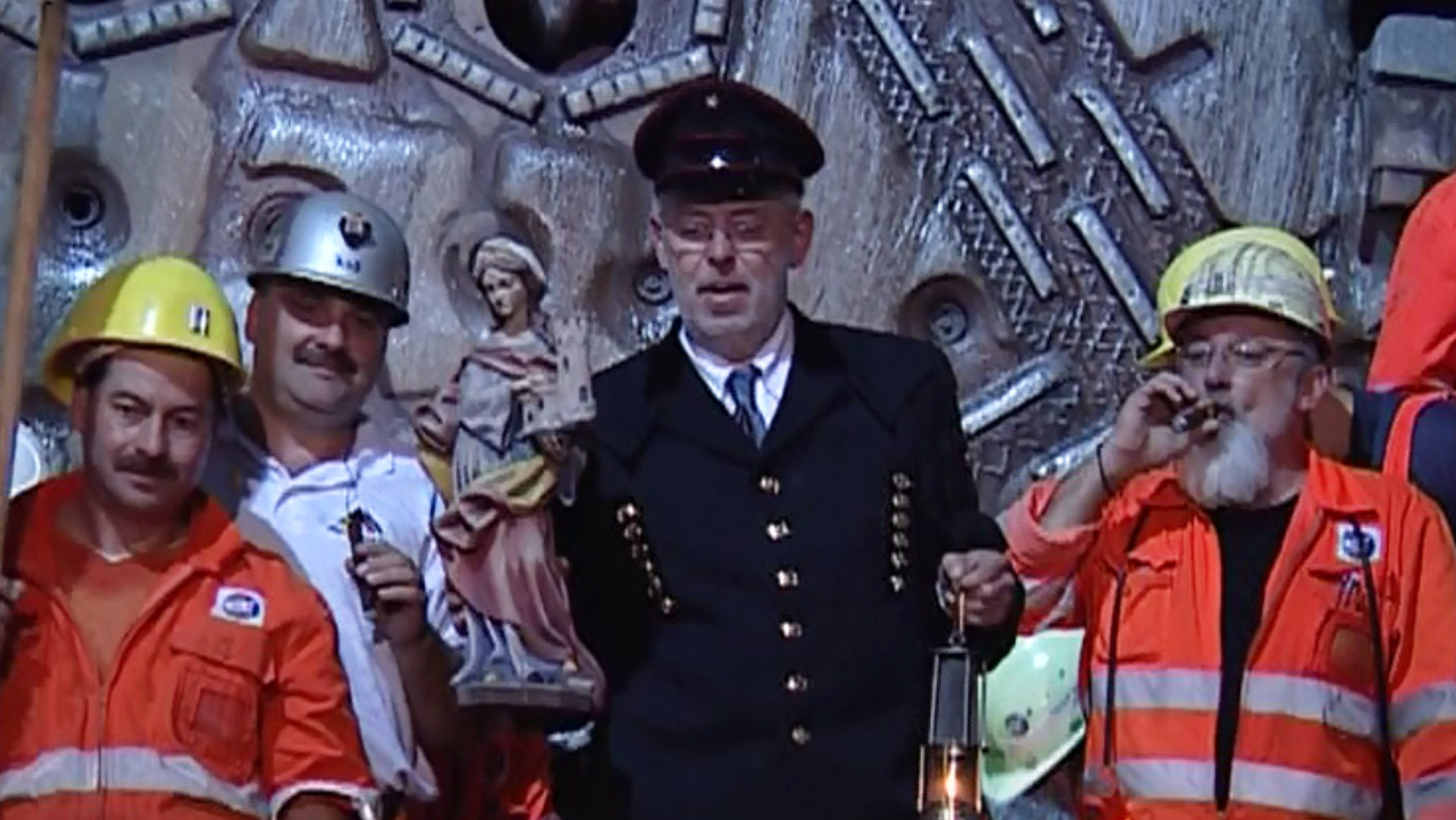 Patronin des Bergbaus: die Heilige Barbara. Hier Tunnelchef Jens Classen beim Gotthard-Durchstich im September 2006.