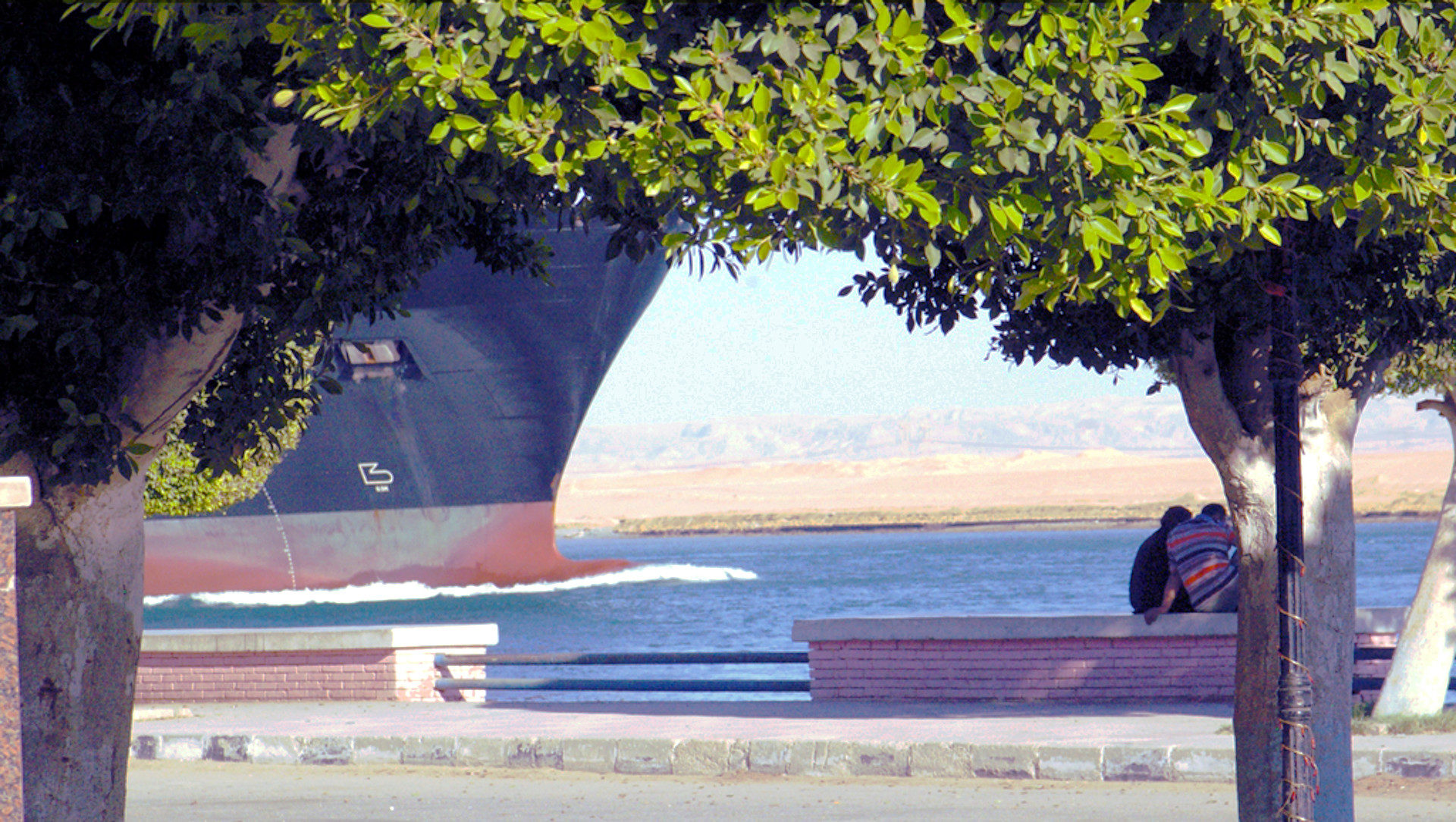 Weltwirtschaft – Frachter im Suez-Kanal