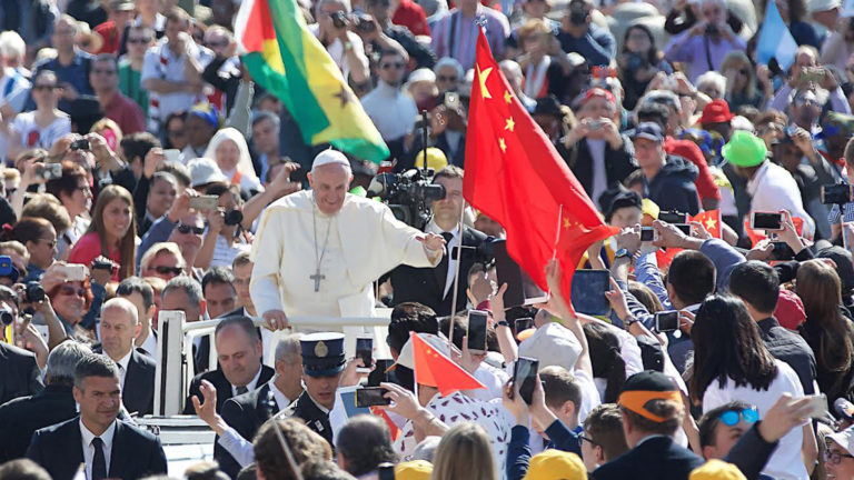 Gläubige schwenken die chinesische Flagge bei einer Generalaudienz von Papst Franziskus im Jahr 2016. | Oliver Sittel