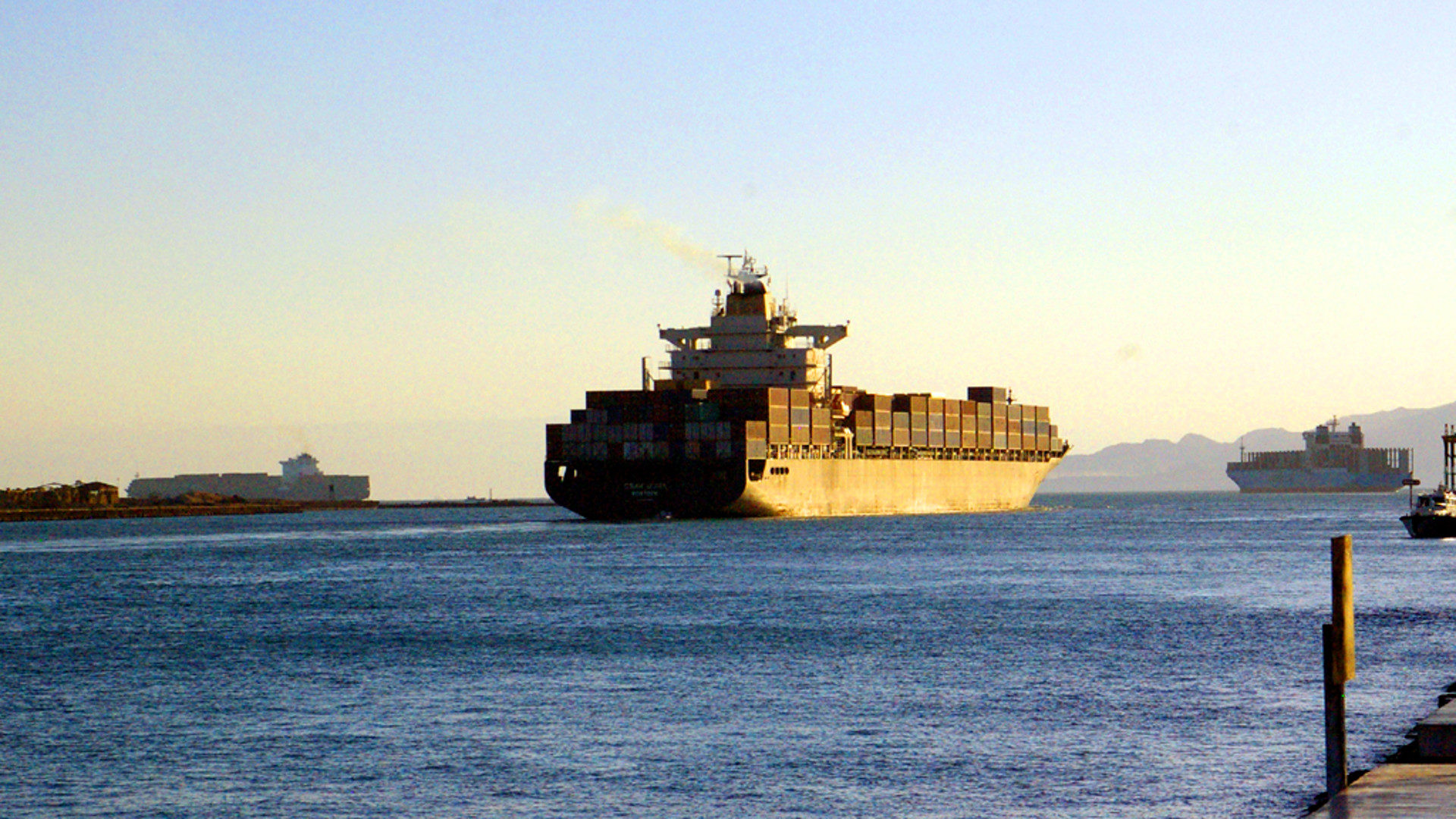Frachter im Suez-Kanal