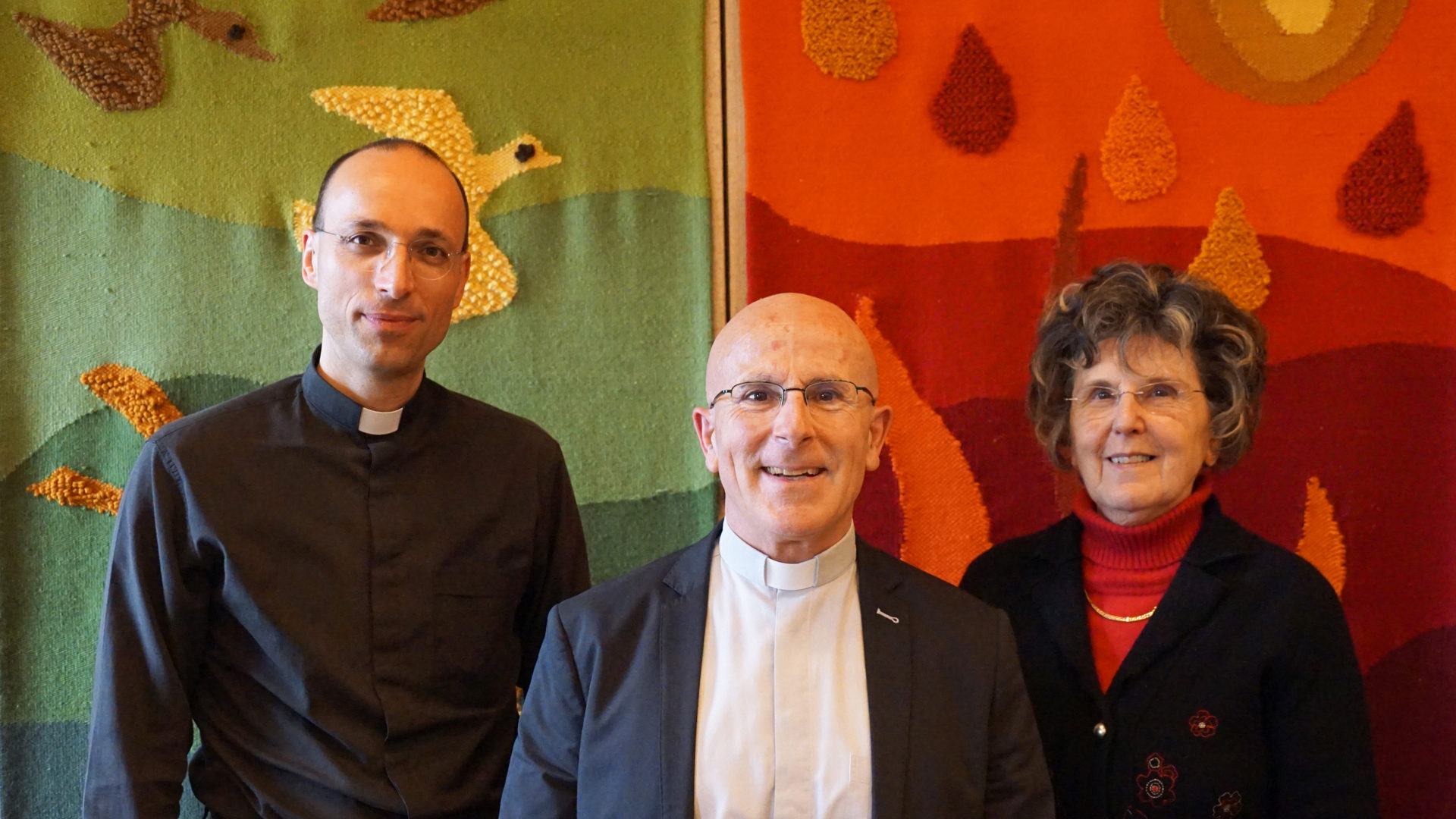 Archivbild von 2016: Andreas Fuchs (links) mit Joseph Bonnemain und Wally Bäbi, Präsidentin des Kantonalen Seelsorgerats Graubünden.