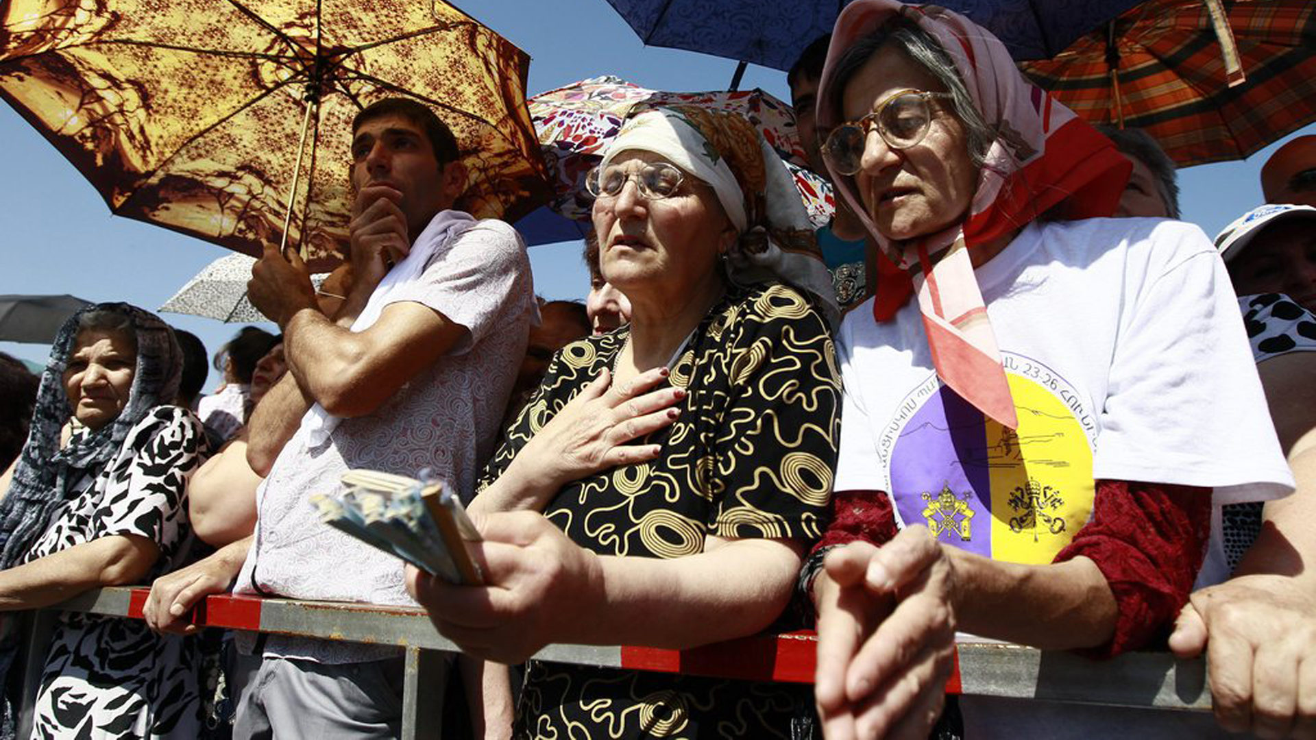 Gläubige beim Papstbesuch in Armenien 2016