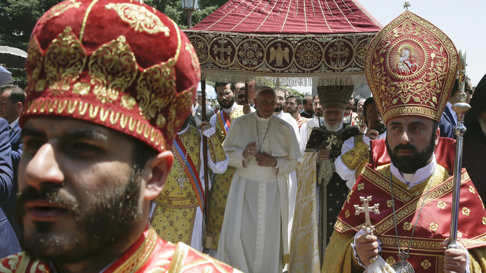 Papst Franziskus und Katholikos Karekin II. begleitet von kirchlichen Würdenträgern