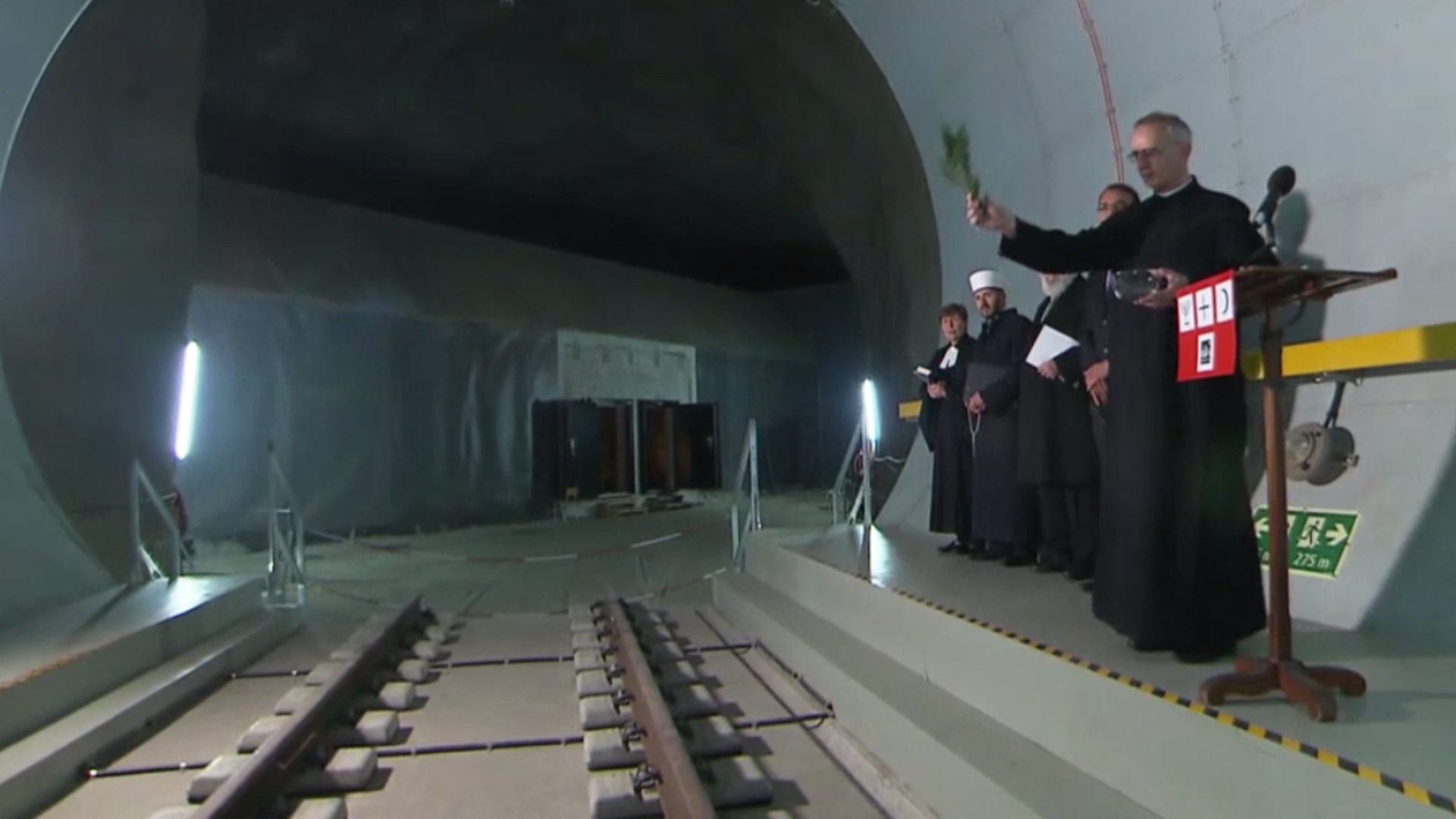 Segnungsfeier des Gotthard-Tunnels 2016, vorne Pater Martin Werlen