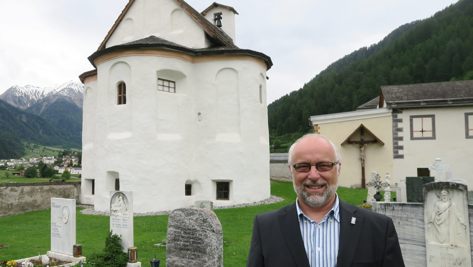 Archäologe Jürg Goll vor der Heiligkreuzkapelle beim Kloster St. Johann in Müstair GR