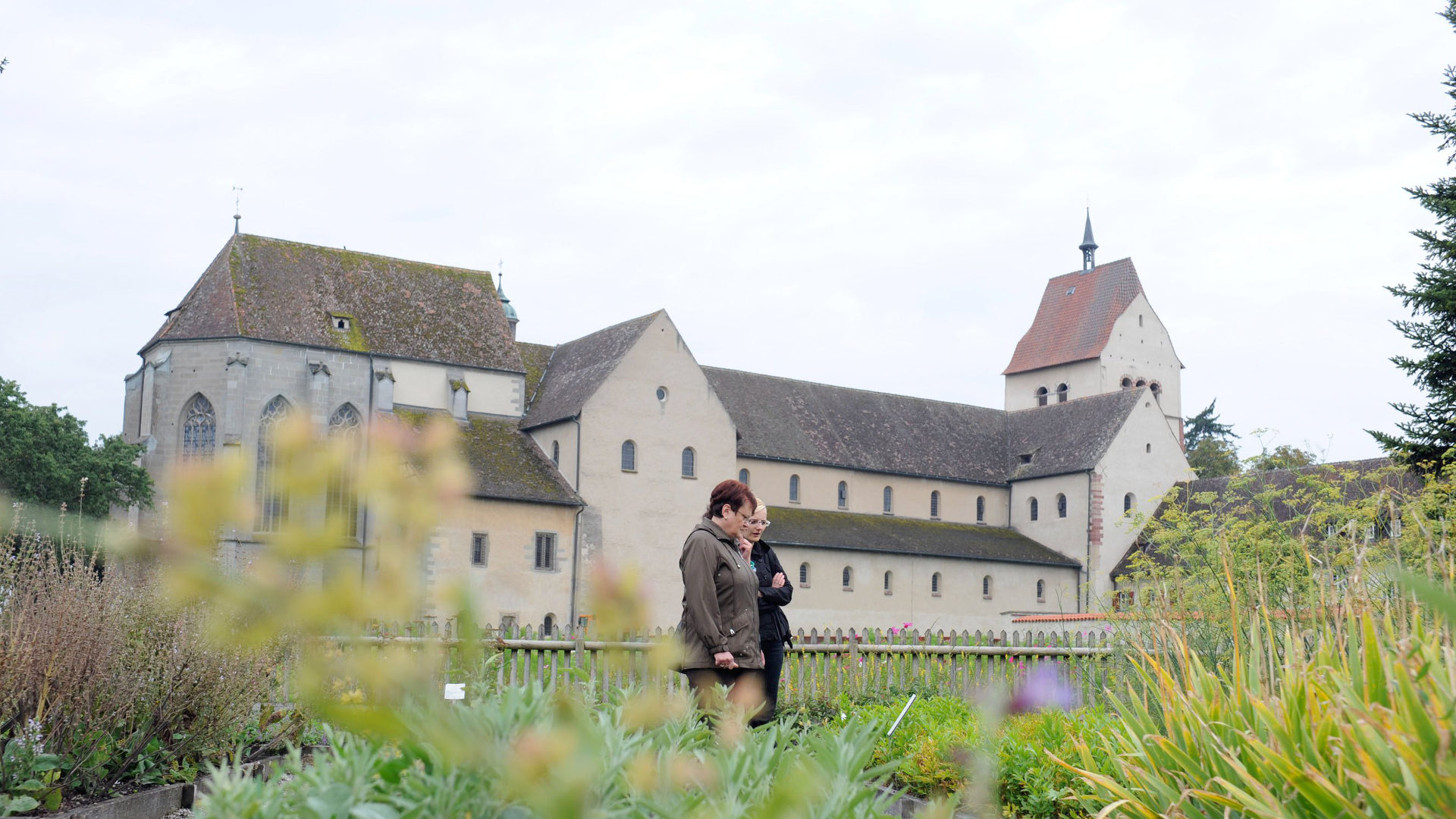 Weltkulturerbe Reichenau. Blick aus dem Kräutergarten auf das Münster Sankt Maria und Markus.