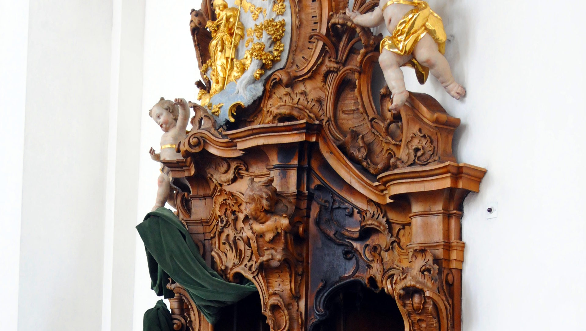 Beschädigter Beichtstuhl in der Kathedrale St. Gallen