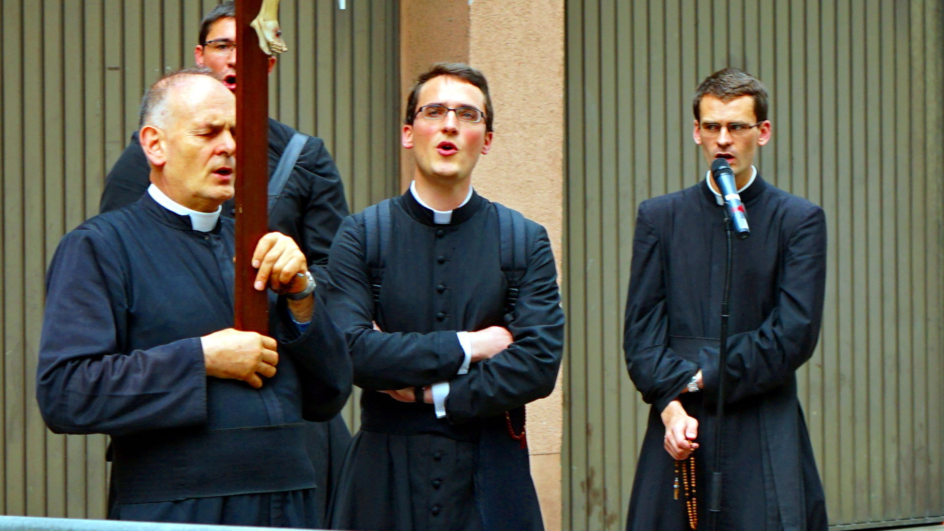 Bernard Fellay (links) und Priester der Priesterbruderschaft Pius X. 2016 in Freiburg