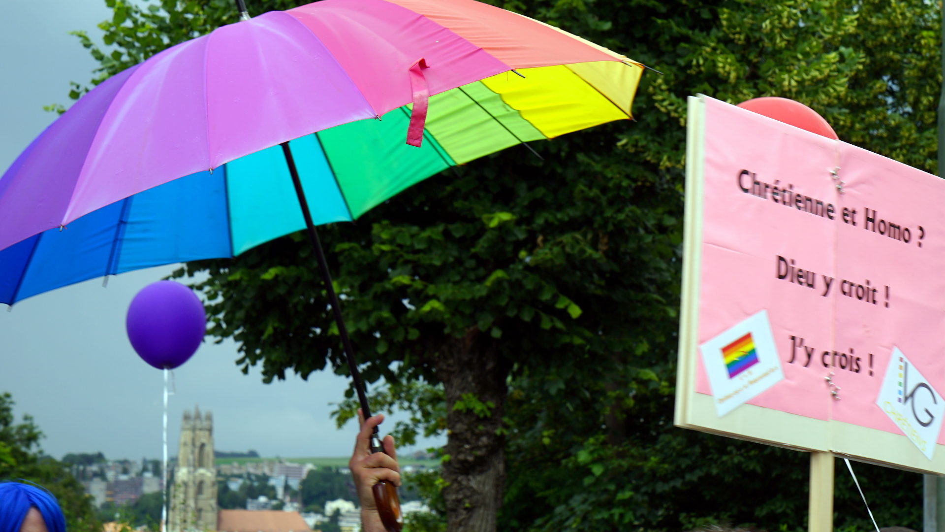 Regenbogen-Farben der Pride mit Kathedrale Freiburg