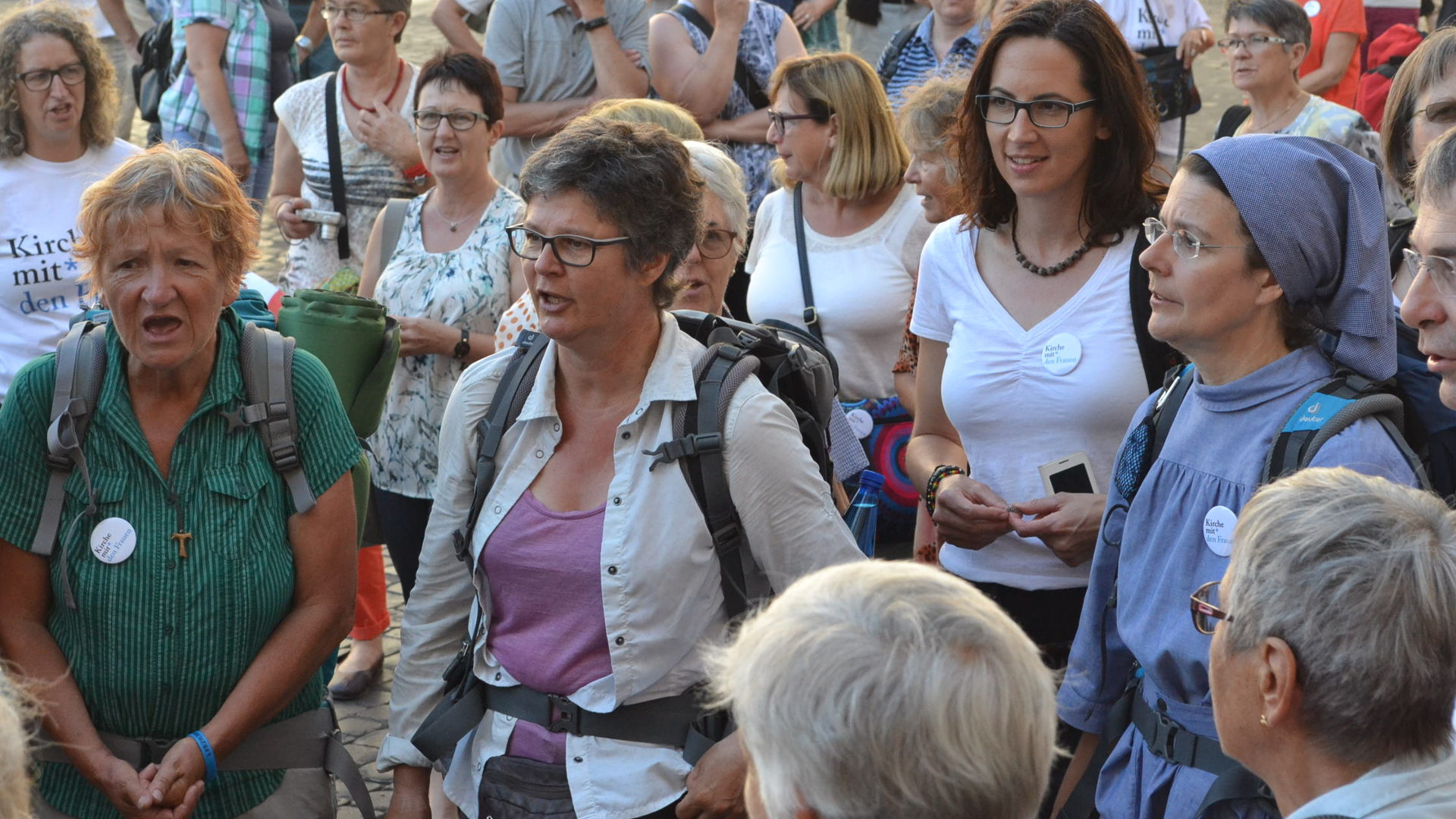 Hildegard Aepli (Mitte) unter Pilgerinnen in Rom