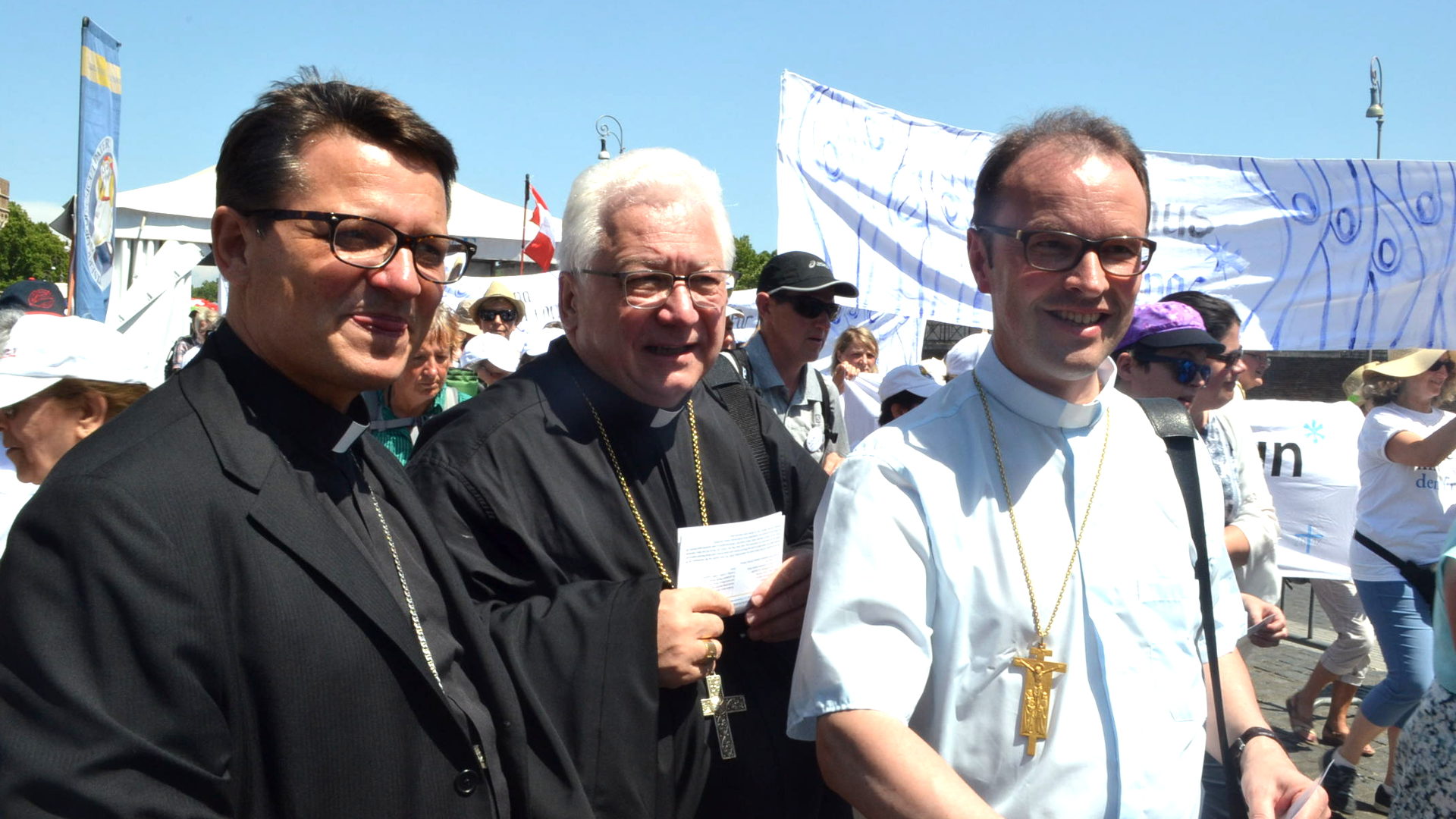 "Kirche mit den Frauen": Von links Bischof Felix Gmür, Bischof Markus Büchel und Abt Urban Federer im Jahr 2016 in Rom.