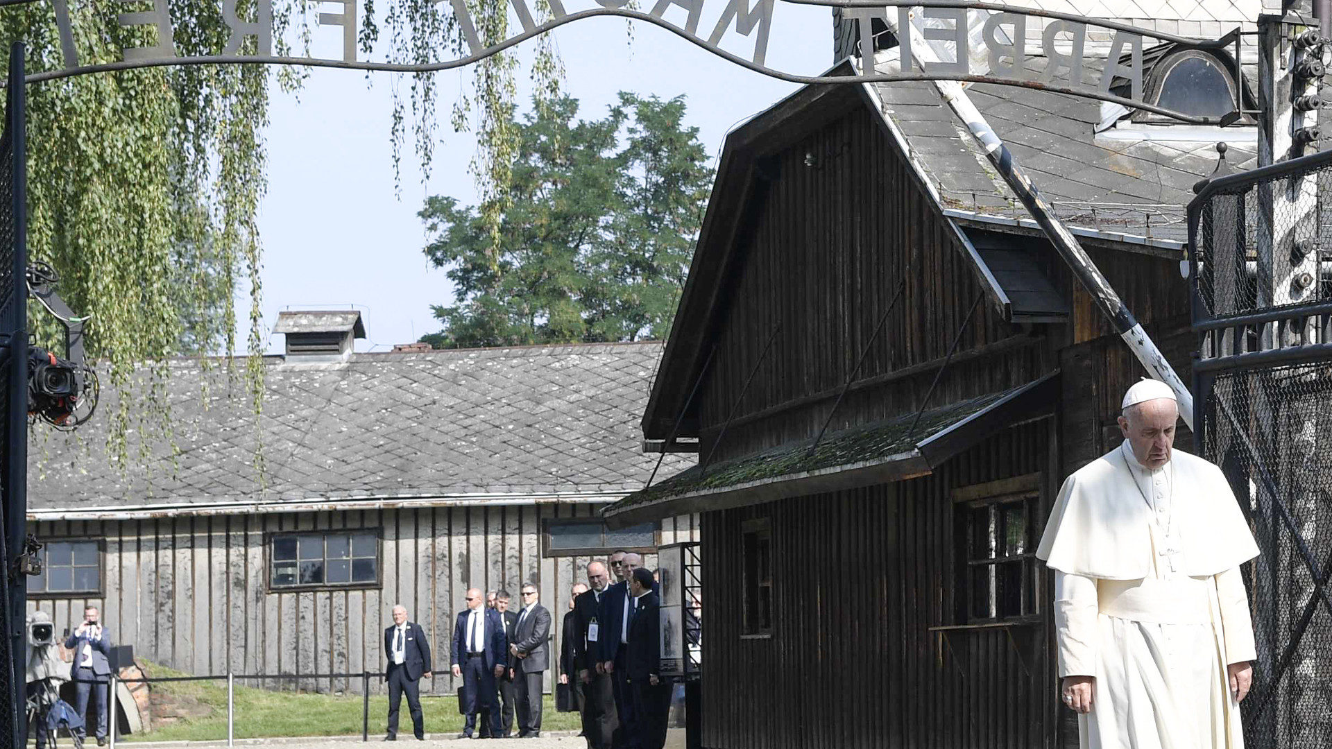 Papst Franziskus geht in Auschwitz durch das Haupttor mit dem Schriftzug "Arbeit macht frei", 2016