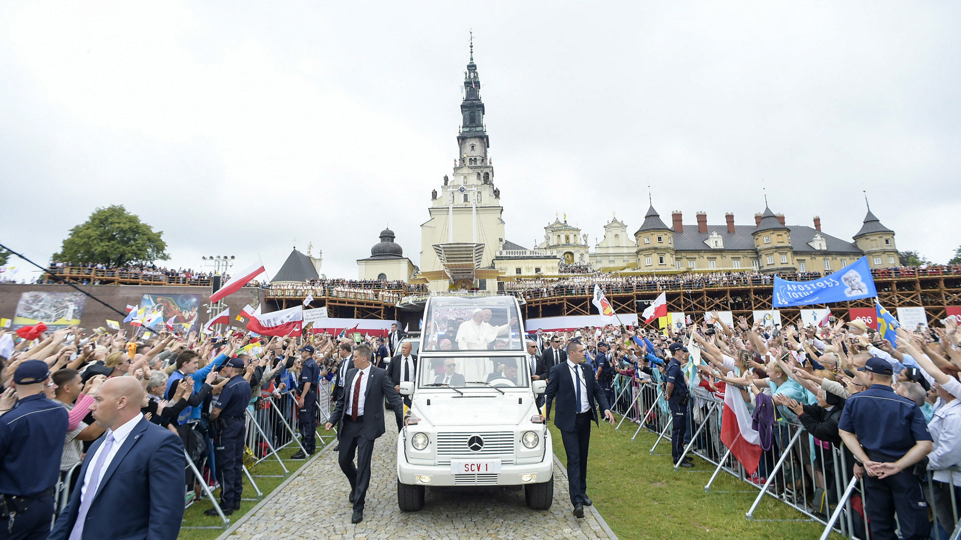 Polen ist ein tief katholisches Land. Gläubige jubeln Papst Franziskus beim Besuch im Paulinerkloster in Tschenstochau zu.