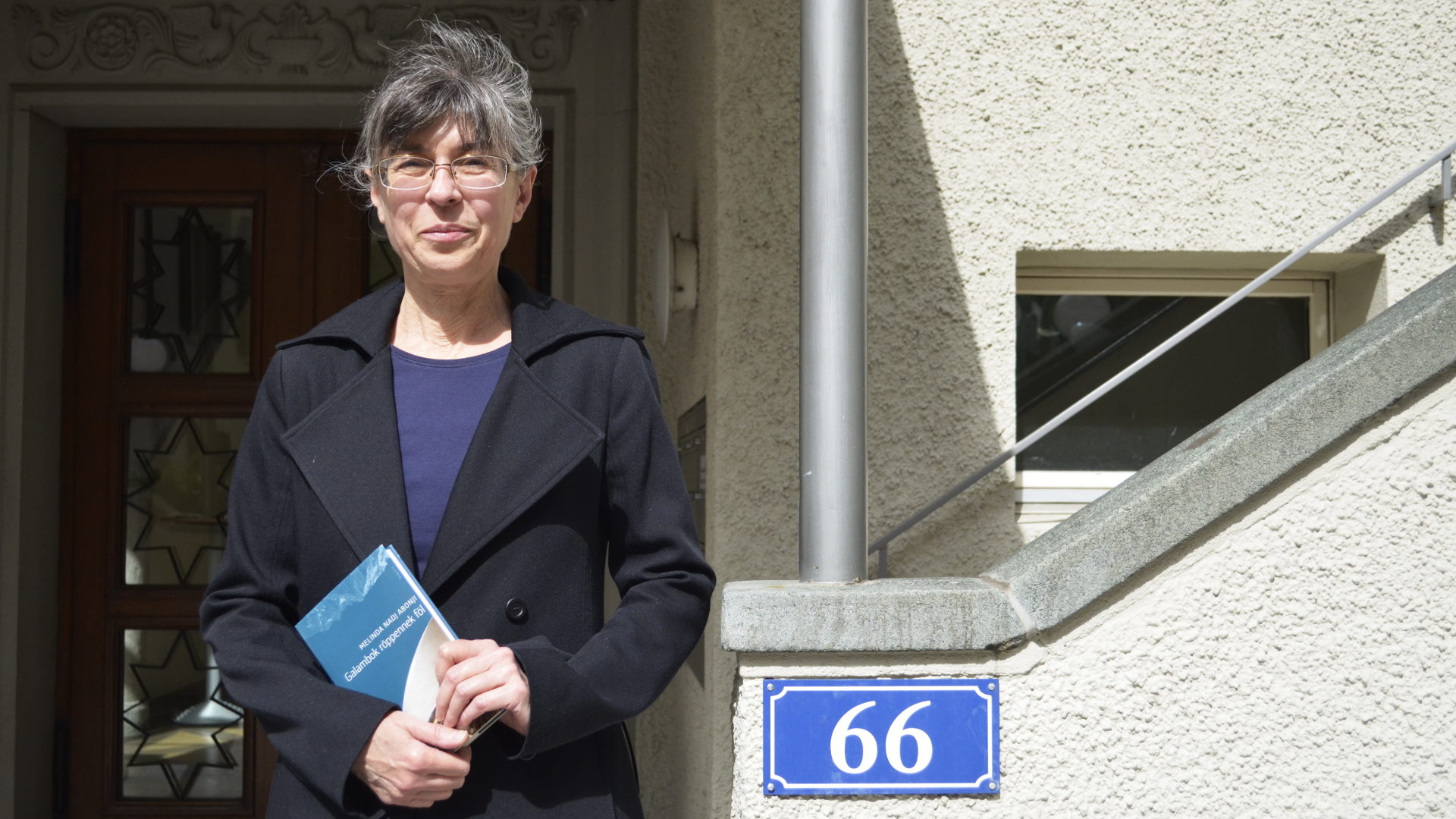 Judit Schilling, Synodalin und Freiwillige vor dem Centrum 66